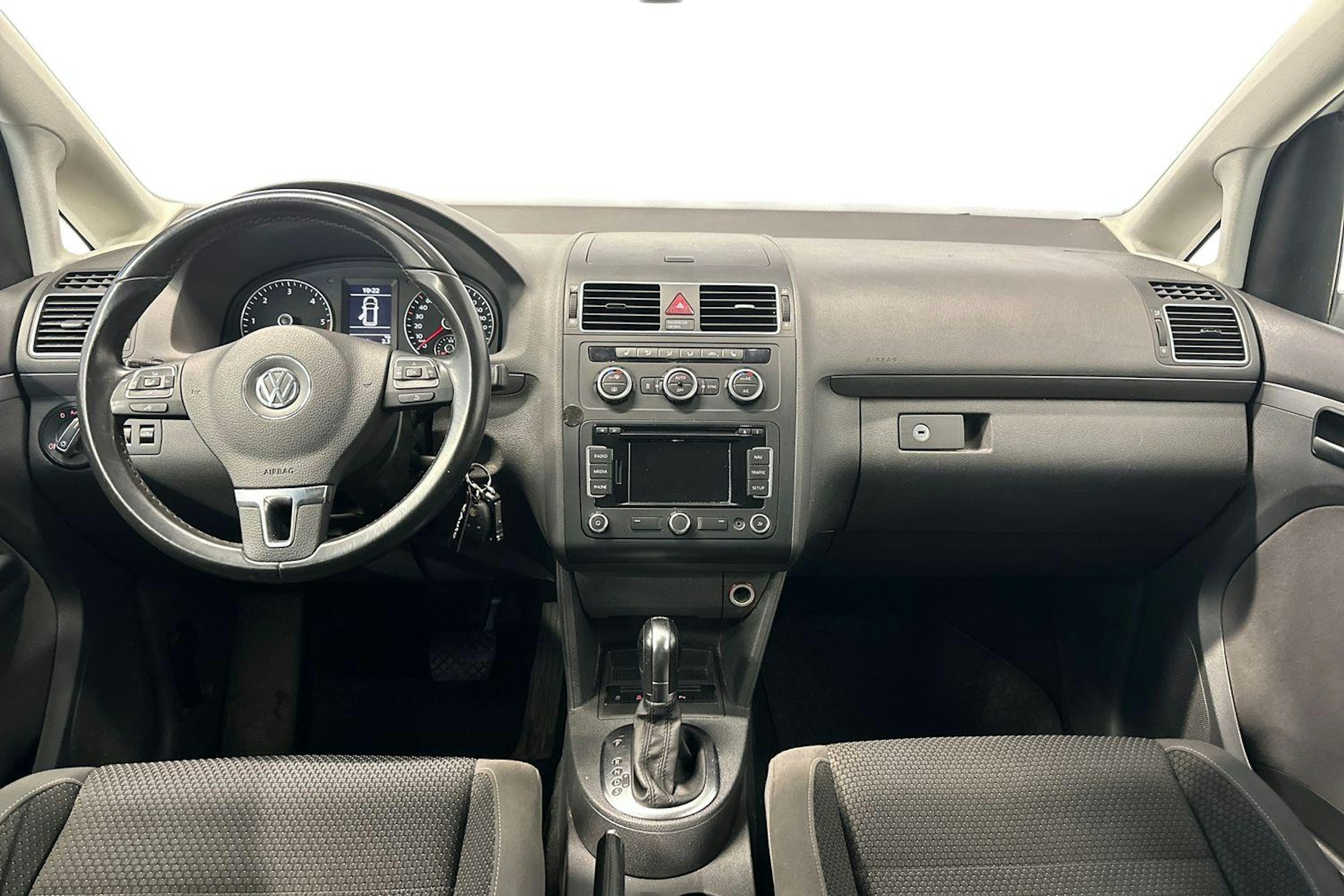 valkoinen Volkswagen Touran 2014 kuva 9.