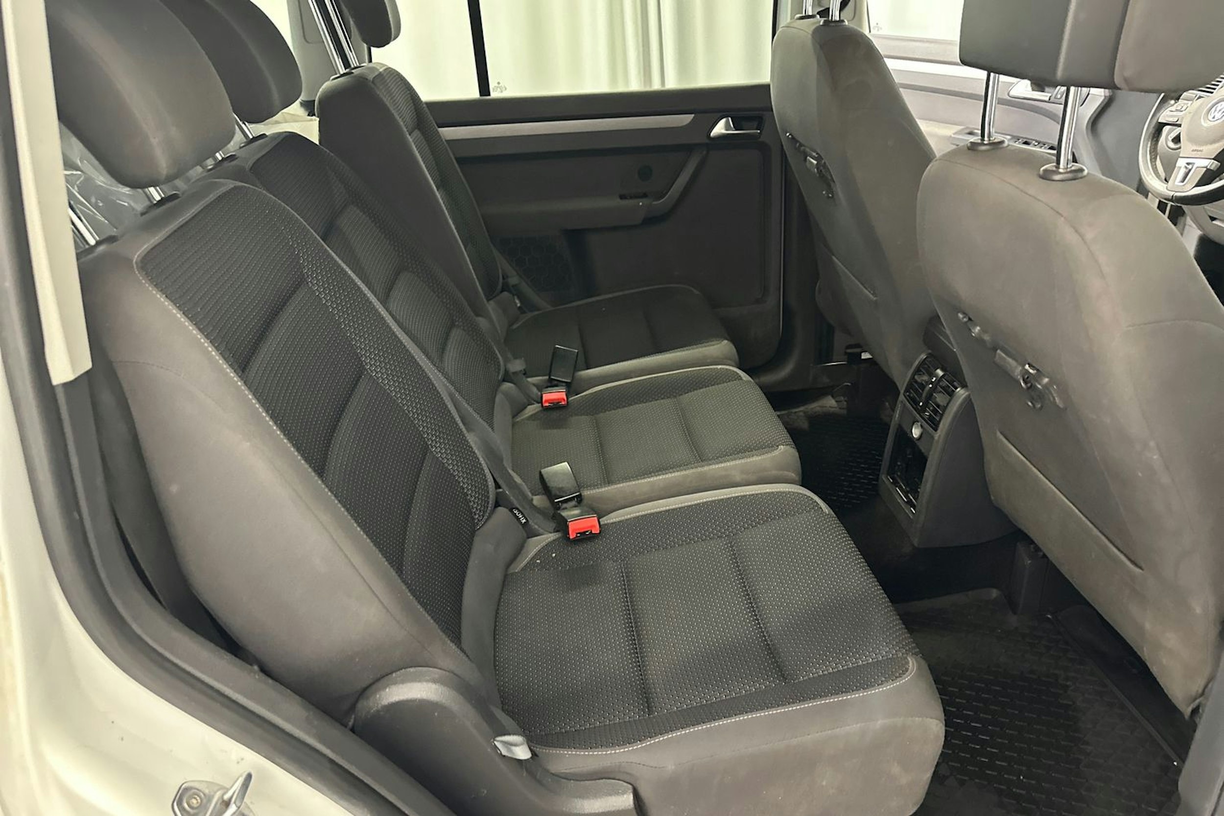 valkoinen Volkswagen Touran 2014 kuva 14.