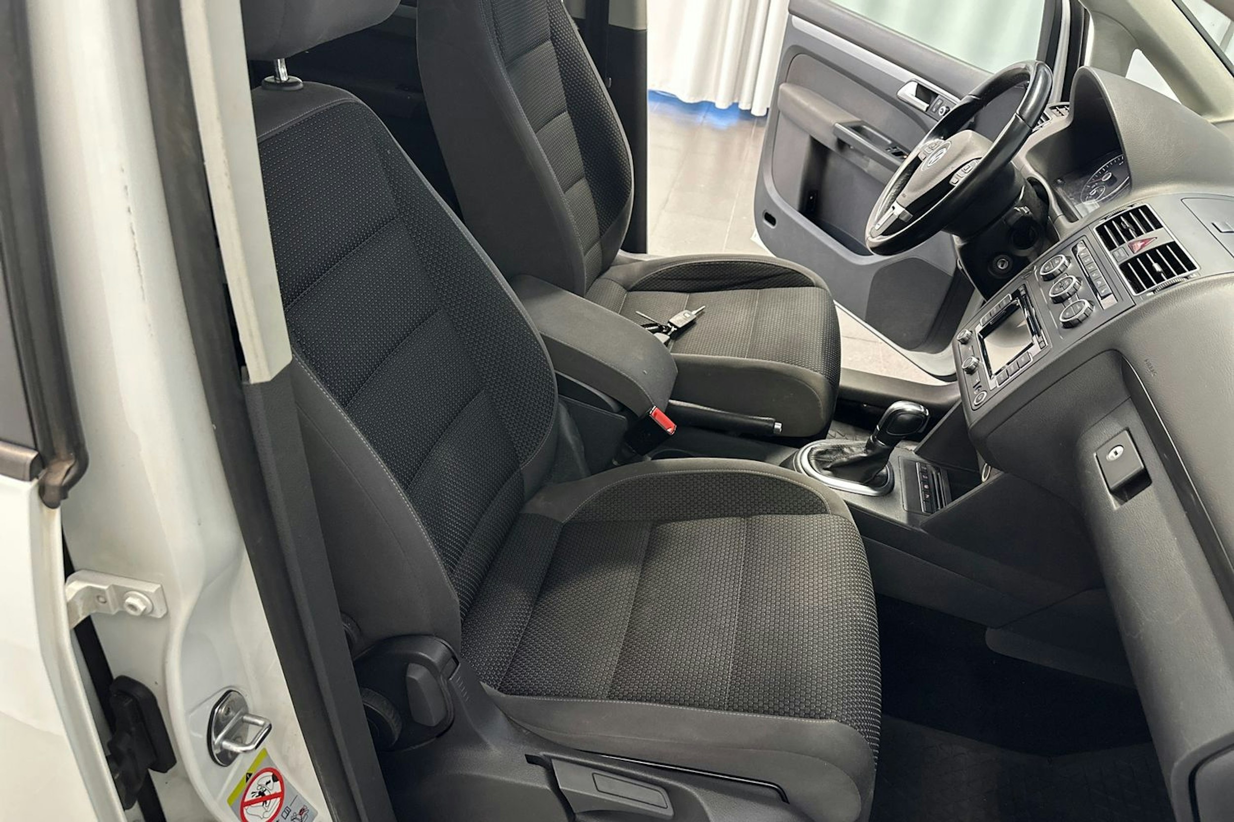 valkoinen Volkswagen Touran 2014 kuva 15.