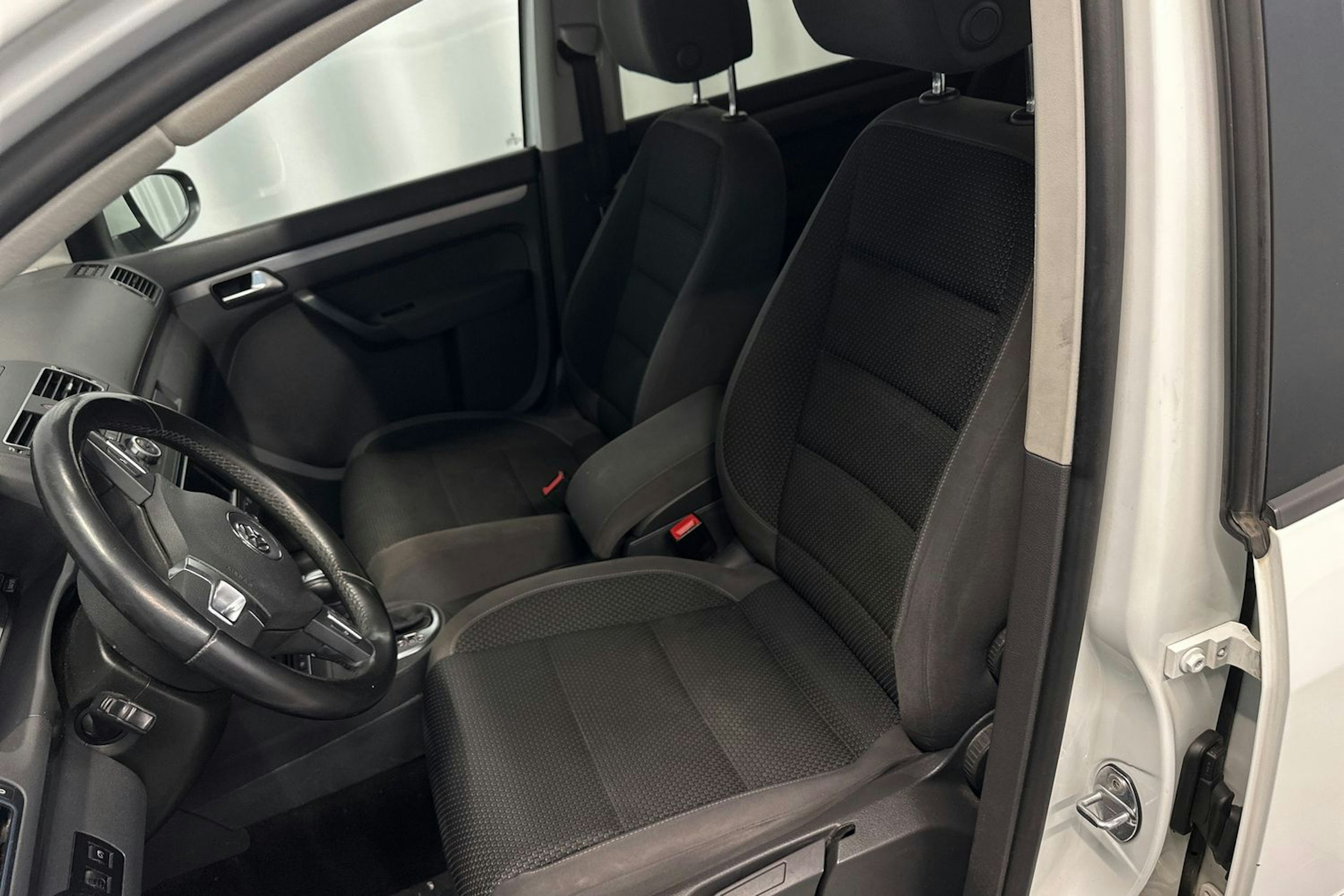 valkoinen Volkswagen Touran 2014 kuva 16.