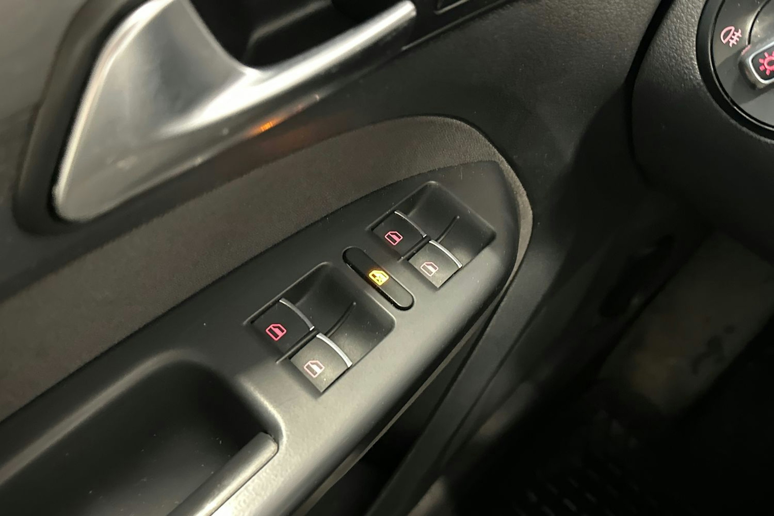 valkoinen Volkswagen Touran 2014 kuva 17.