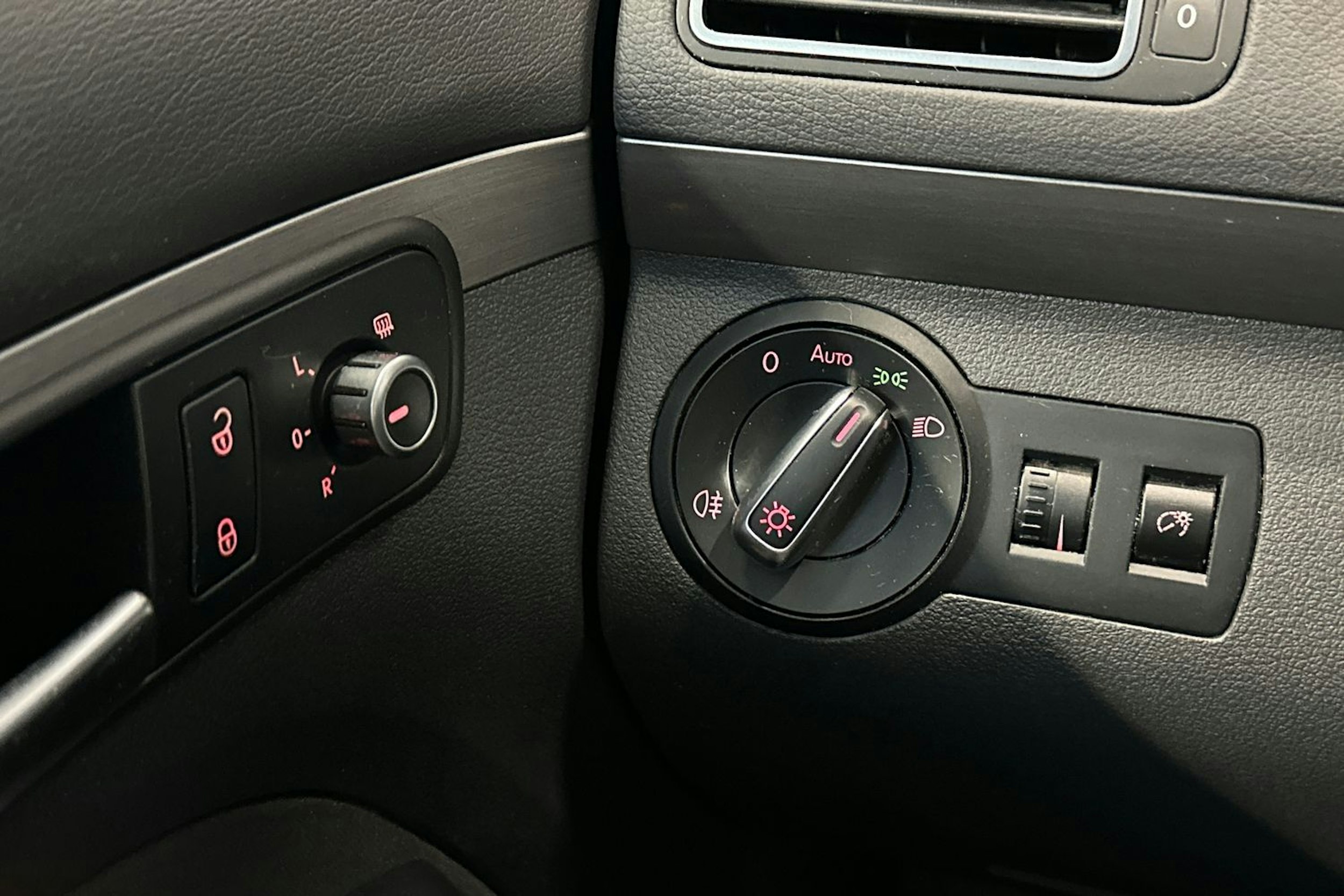 valkoinen Volkswagen Touran 2014 kuva 18.