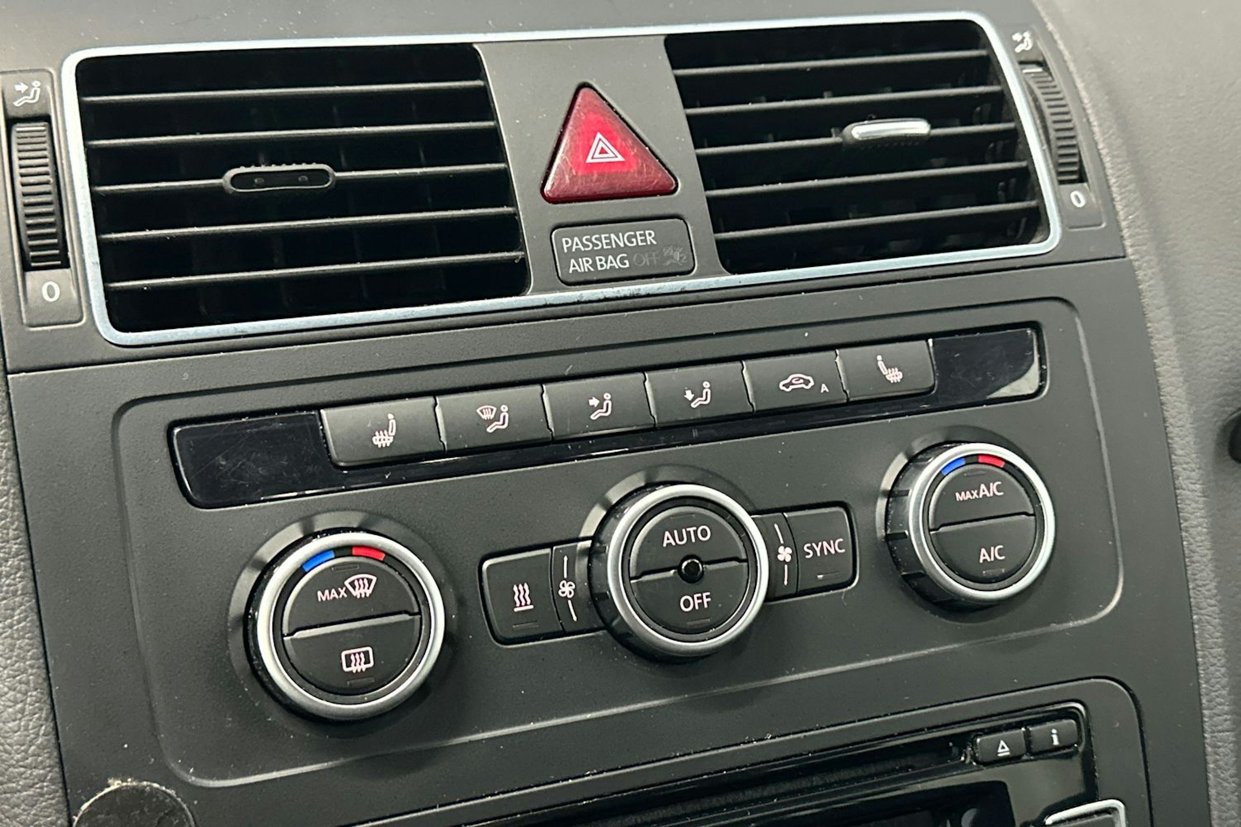 valkoinen Volkswagen Touran 2014 kuva 23.