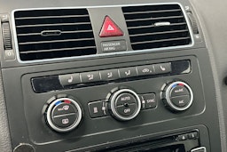 valkoinen Volkswagen Touran 2014 kuva 23.