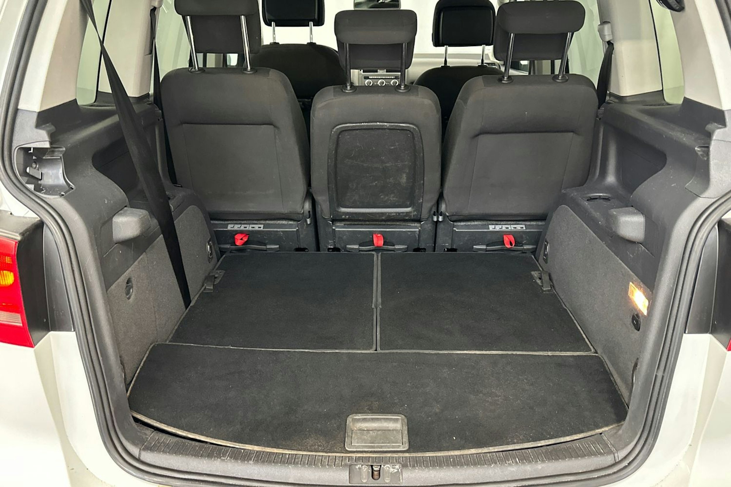 valkoinen Volkswagen Touran 2014 kuva 27.