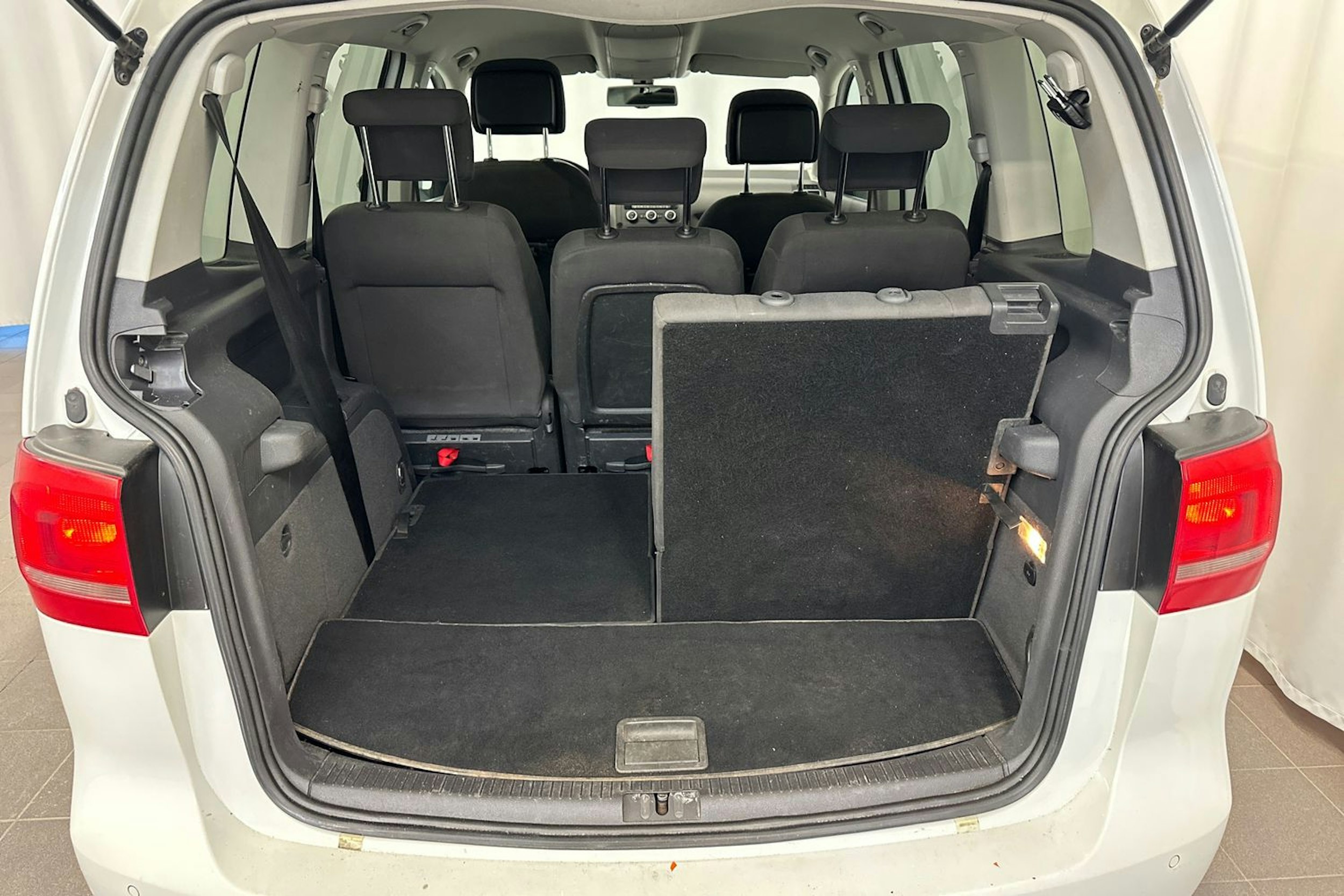 valkoinen Volkswagen Touran 2014 kuva 28.