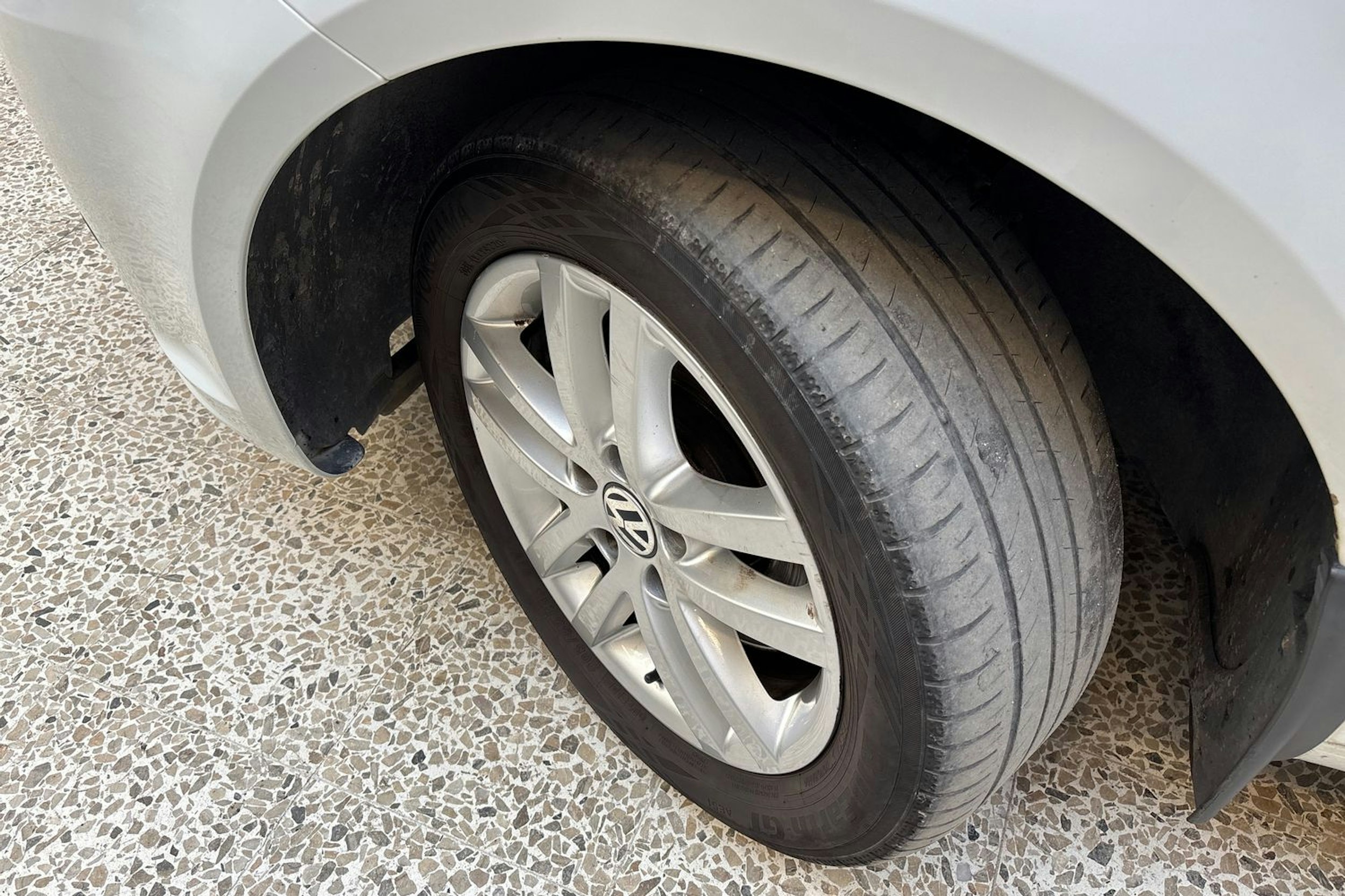 valkoinen Volkswagen Touran 2014 kuva 10.