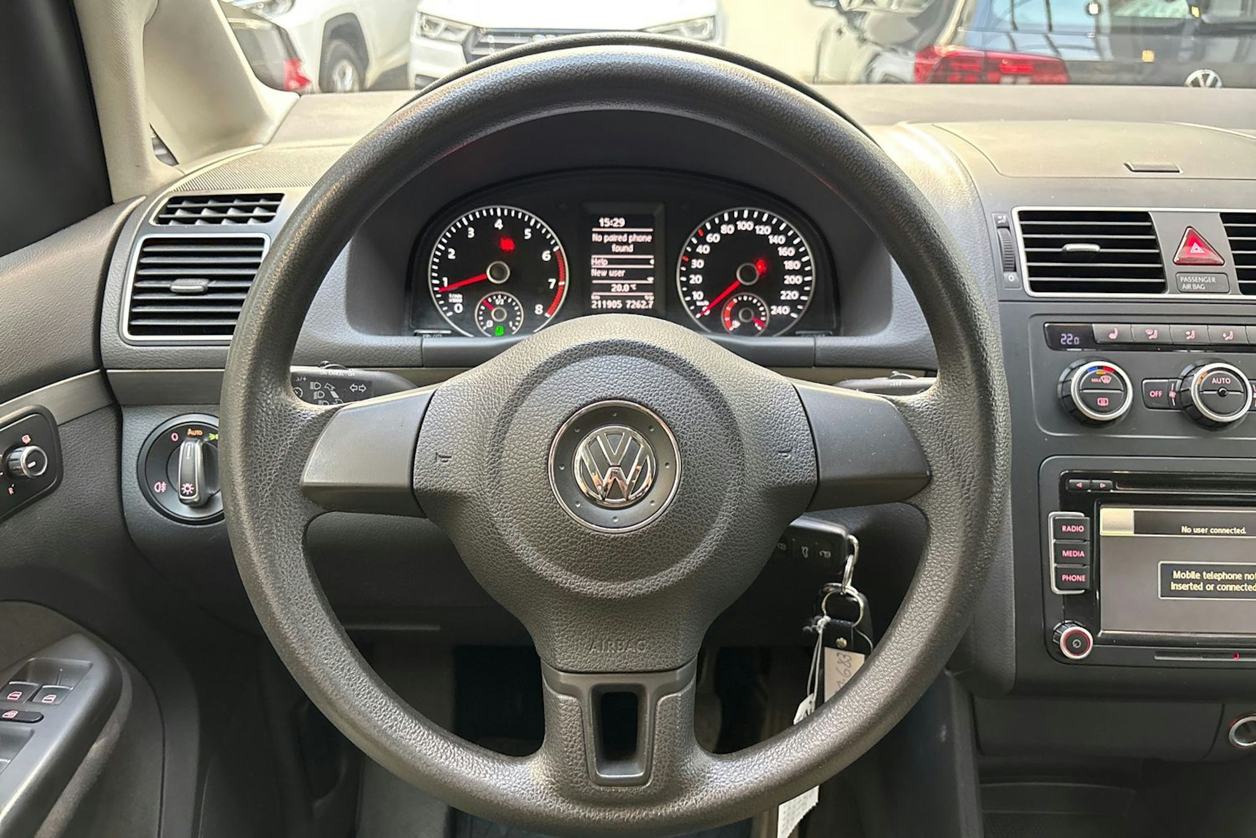 valkoinen Volkswagen Touran 2014 kuva 18.