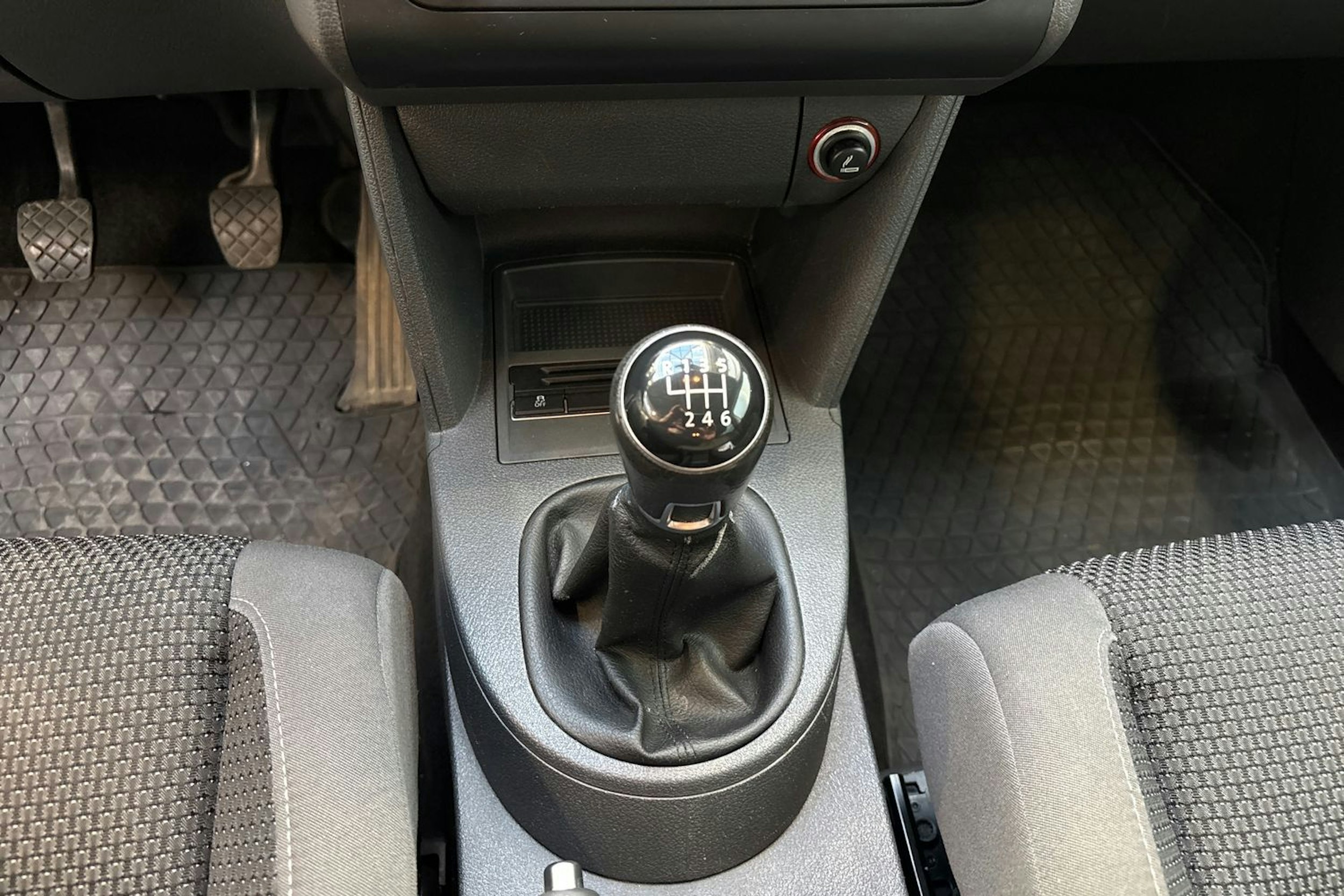 valkoinen Volkswagen Touran 2014 kuva 25.
