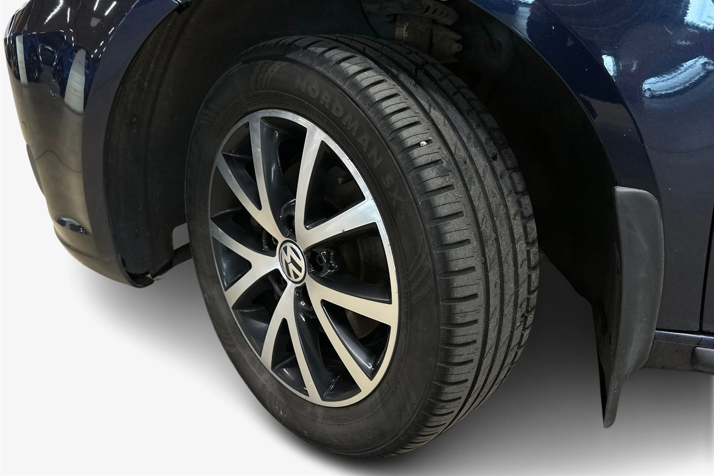 sininen Volkswagen Touran 2015 kuva 9.