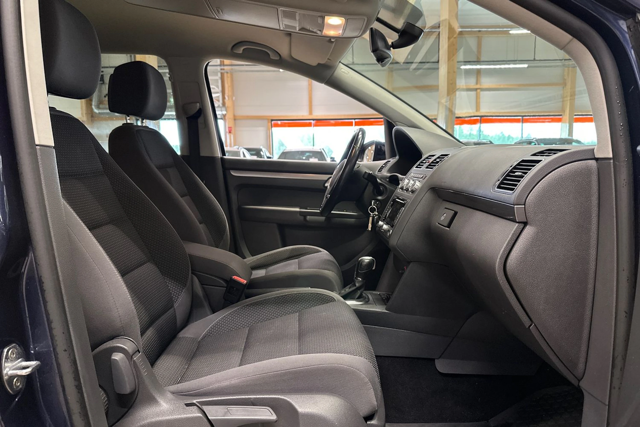 sininen Volkswagen Touran 2015 kuva 10.