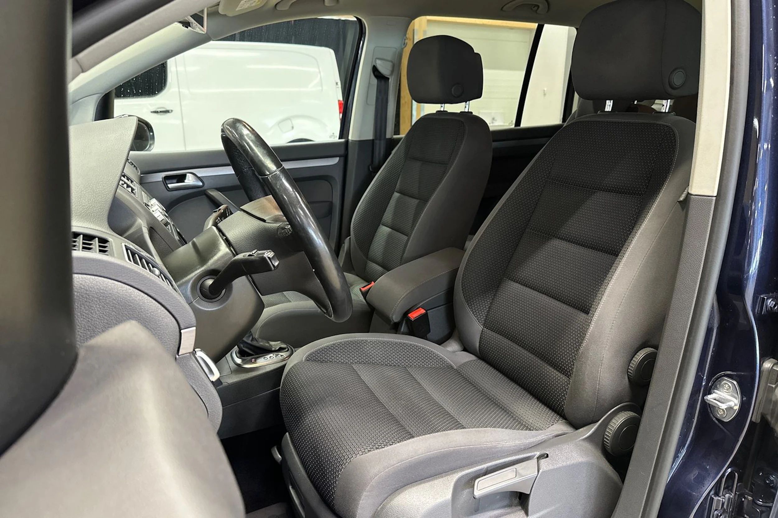 sininen Volkswagen Touran 2015 kuva 12.