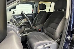 sininen Volkswagen Touran 2015 kuva 12.