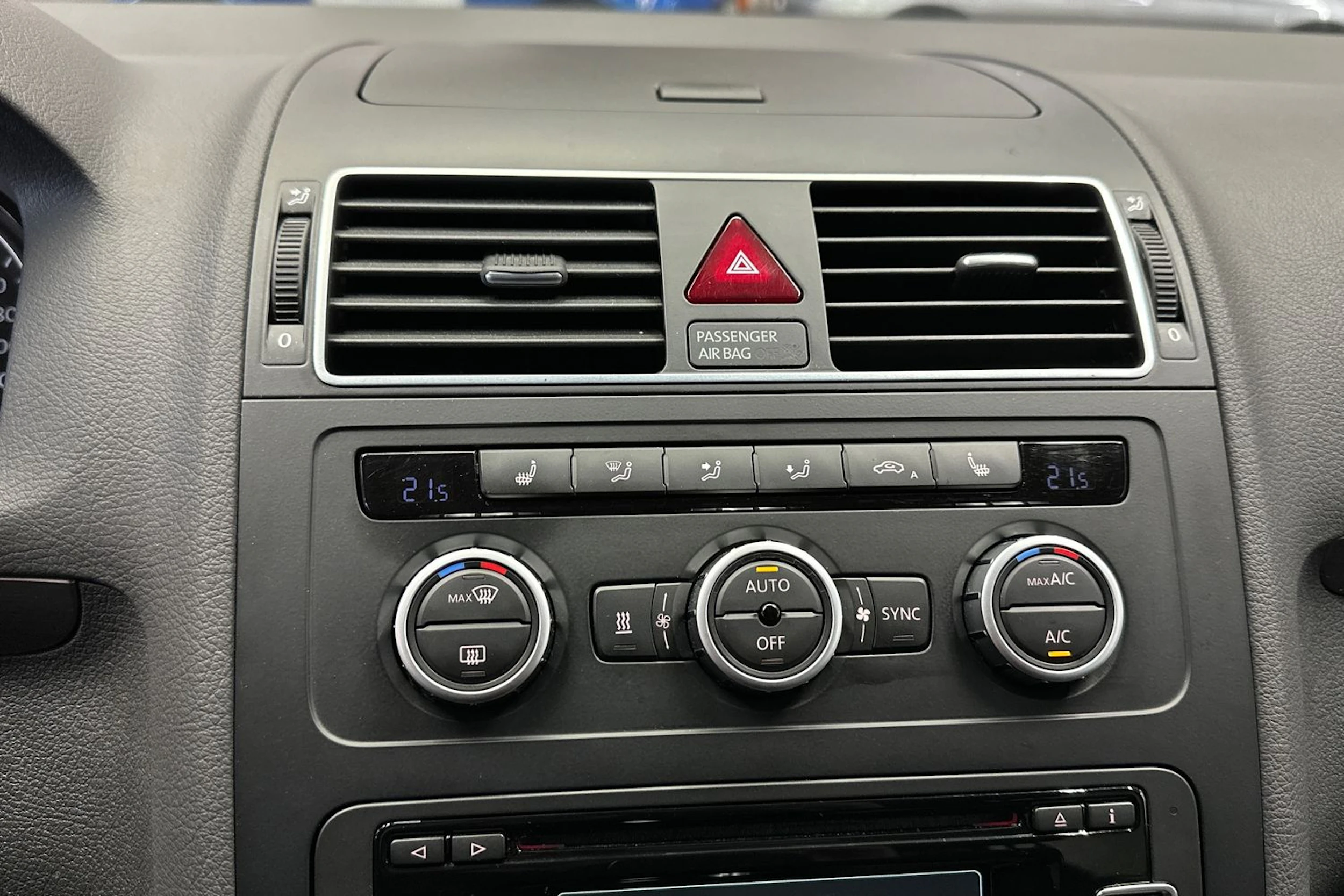 sininen Volkswagen Touran 2015 kuva 13.