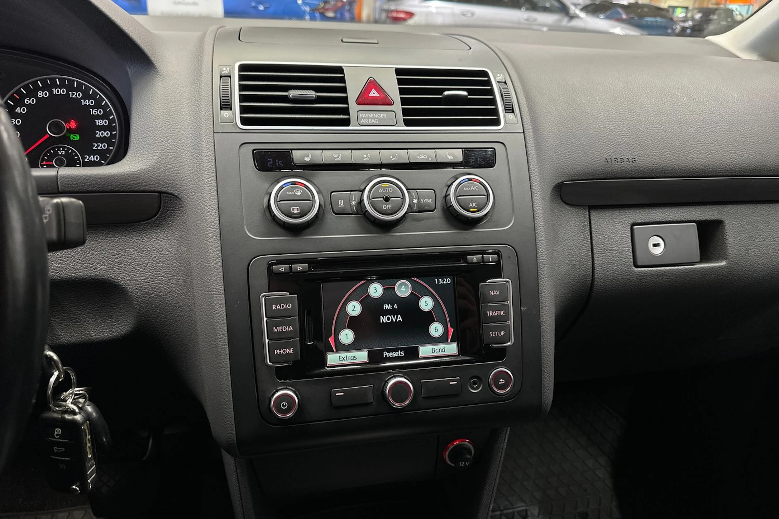 sininen Volkswagen Touran 2015 kuva 16.