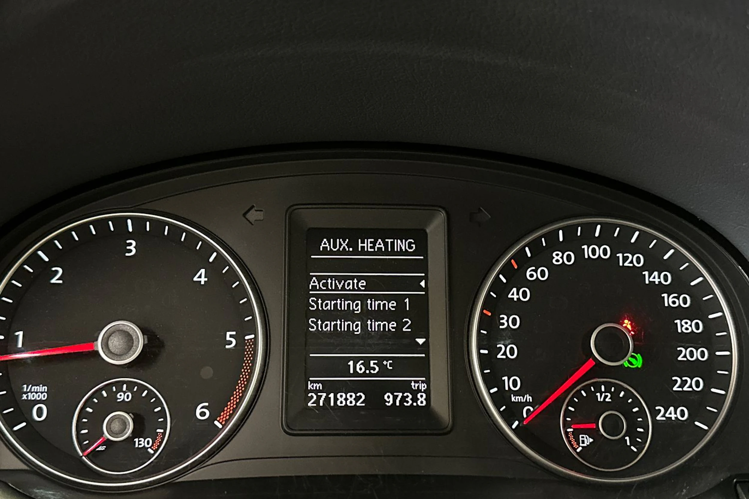 sininen Volkswagen Touran 2015 kuva 20.