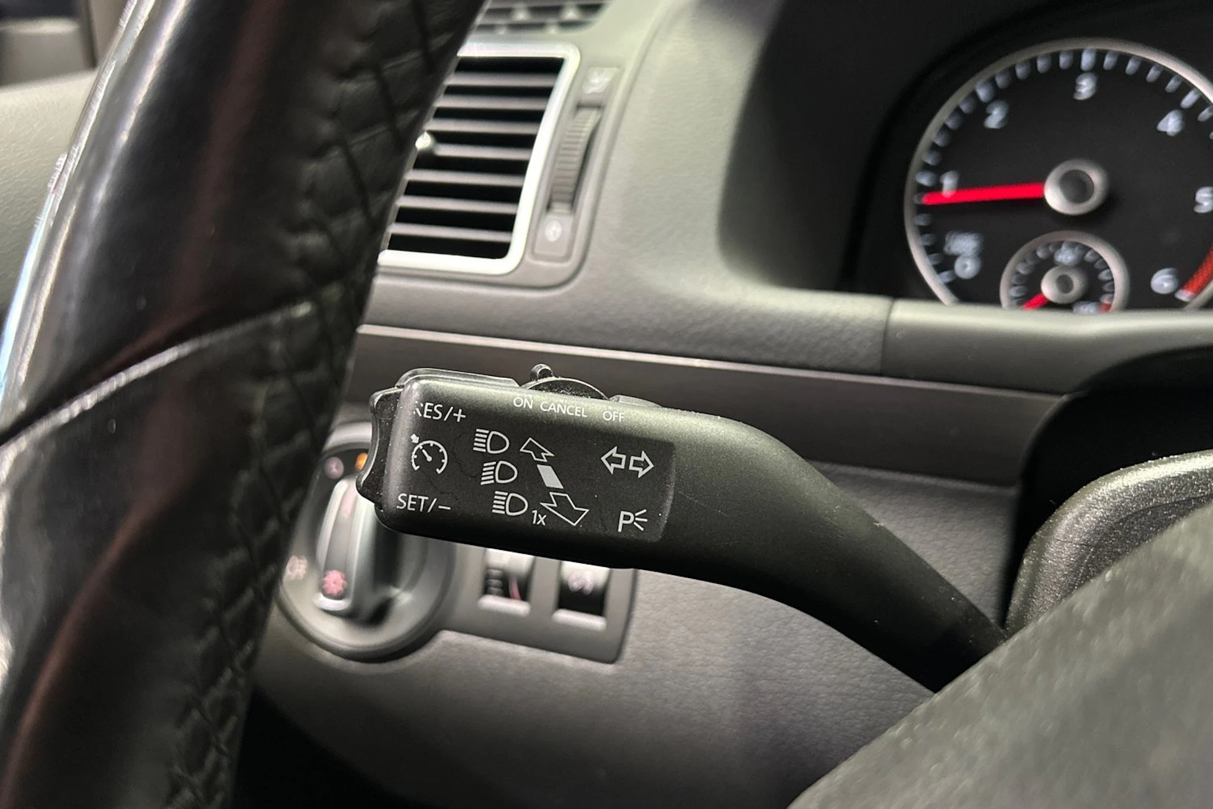 sininen Volkswagen Touran 2015 kuva 21.