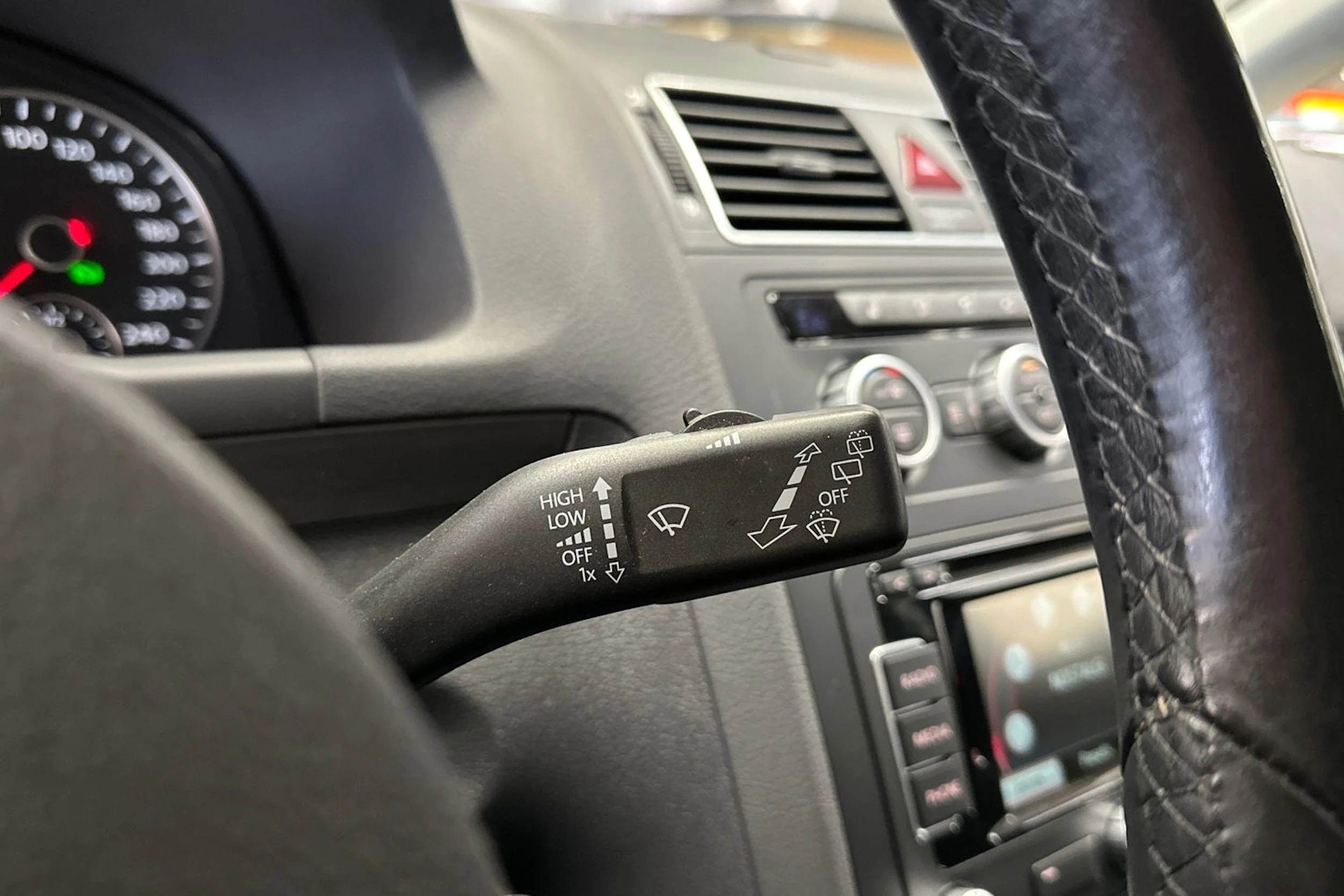sininen Volkswagen Touran 2015 kuva 22.