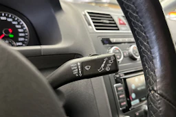 sininen Volkswagen Touran 2015 kuva 22.