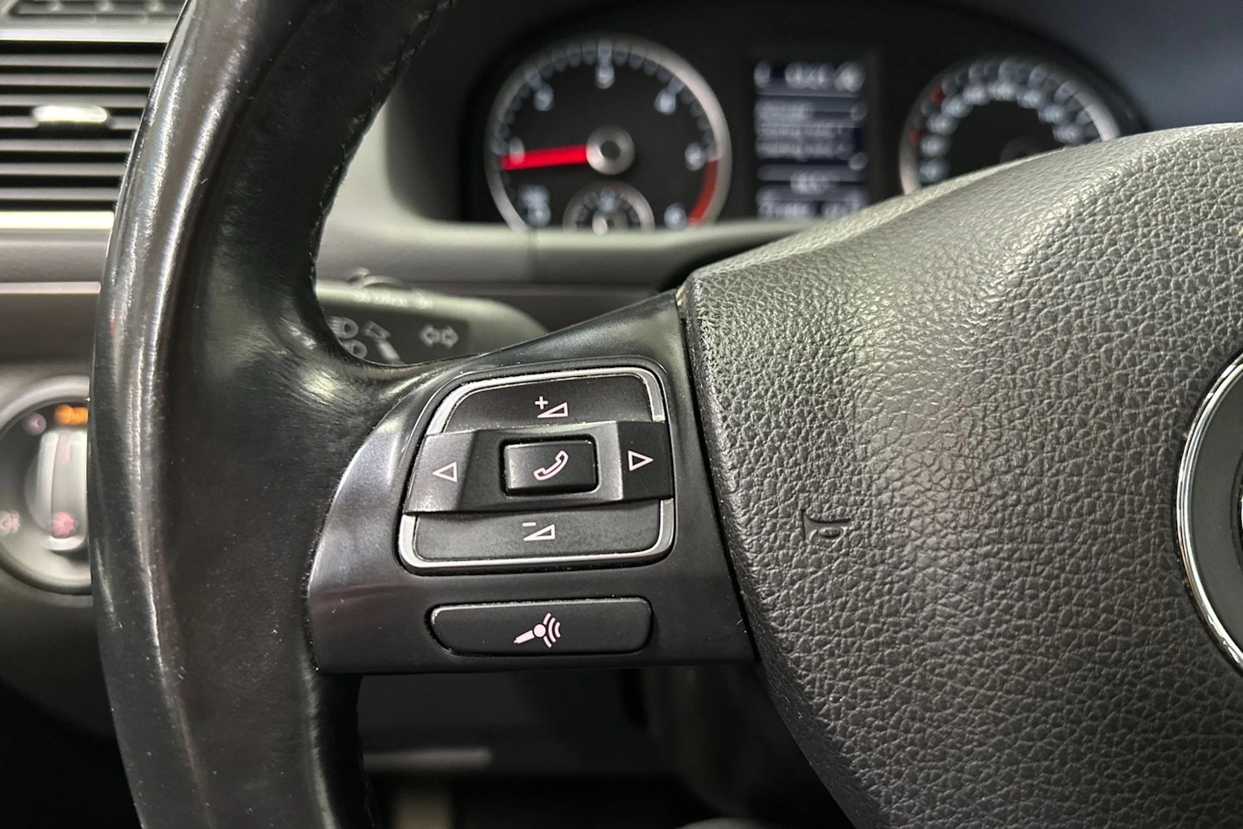 sininen Volkswagen Touran 2015 kuva 23.