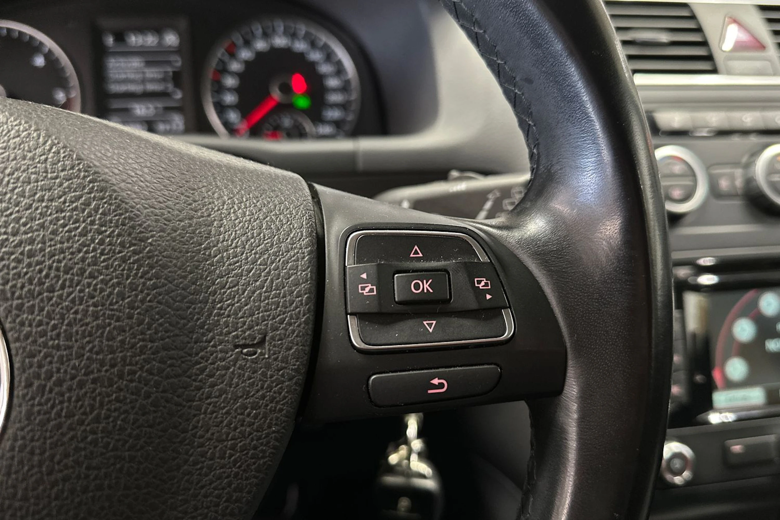 sininen Volkswagen Touran 2015 kuva 24.
