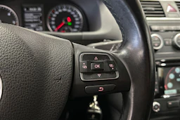 sininen Volkswagen Touran 2015 kuva 24.