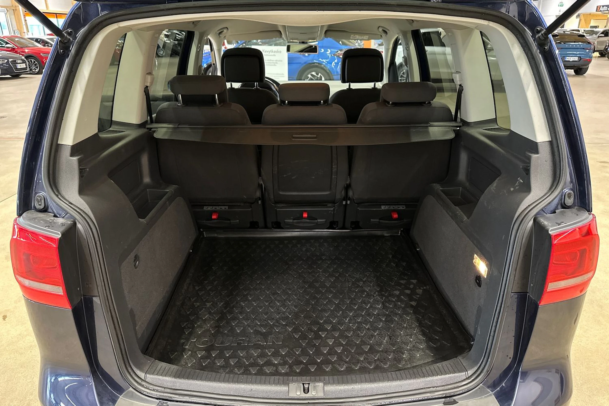 sininen Volkswagen Touran 2015 kuva 27.