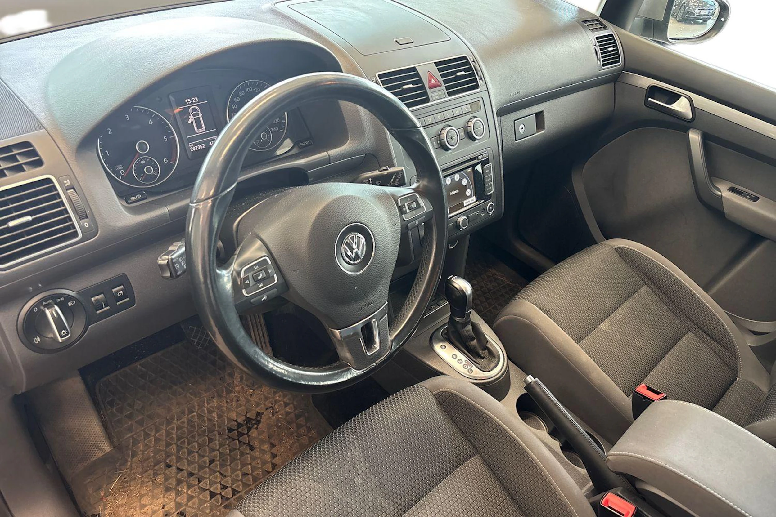 Ruskea (beige) Volkswagen TOURAN 2015 kuva 3.