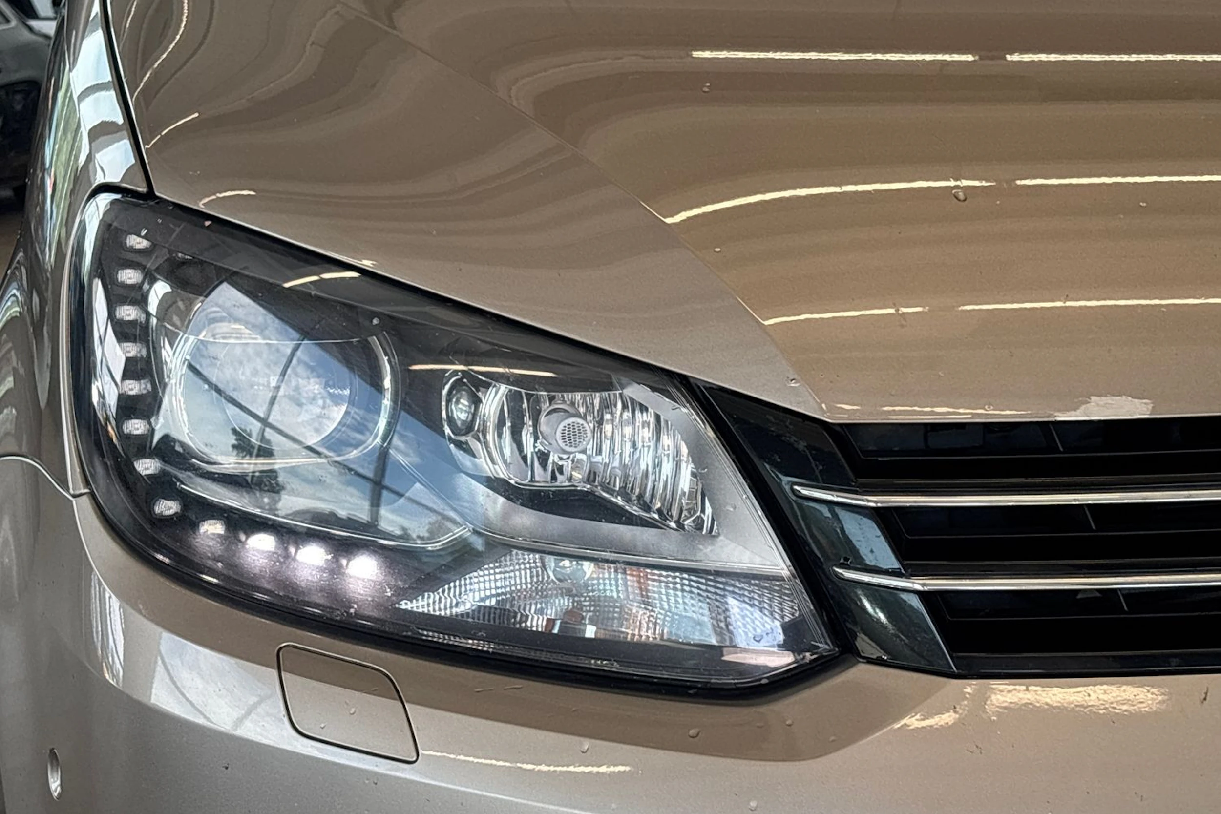 Ruskea (beige) Volkswagen TOURAN 2015 kuva 5.