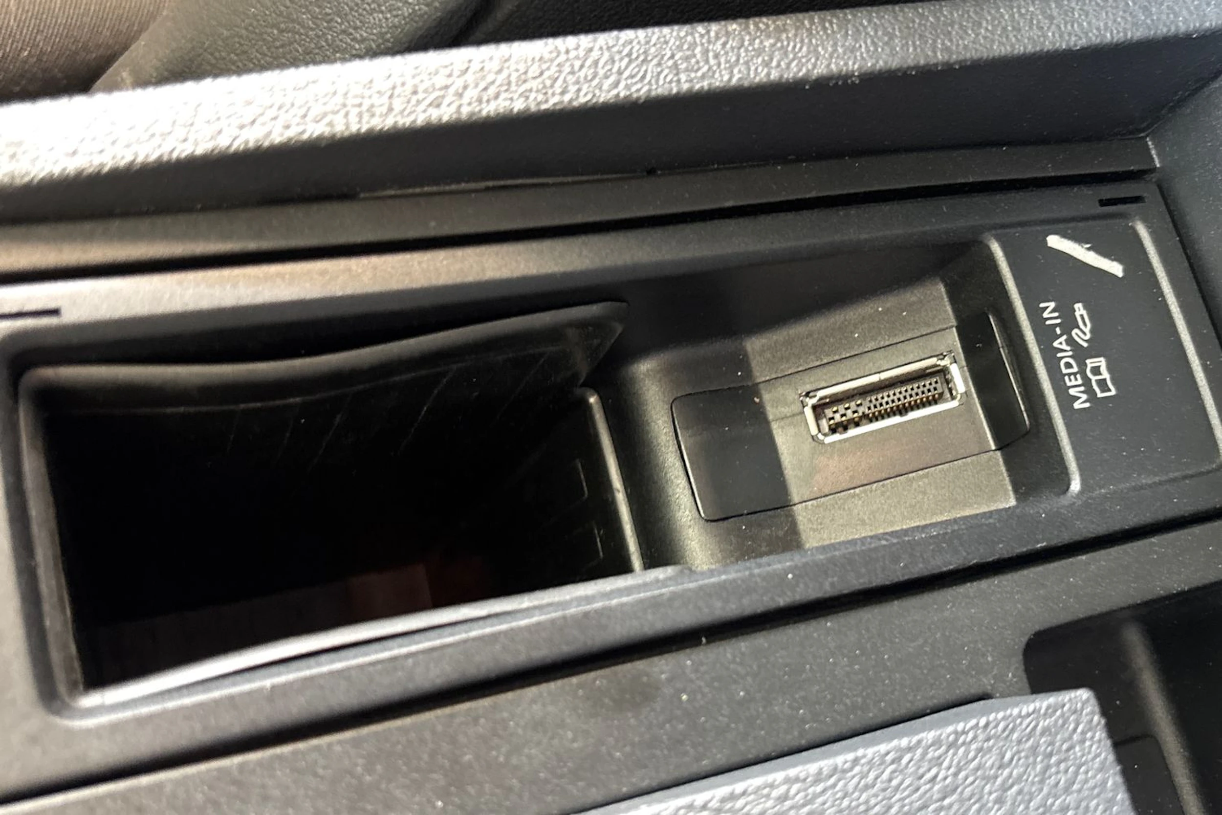 Ruskea (beige) Volkswagen TOURAN 2015 kuva 27.