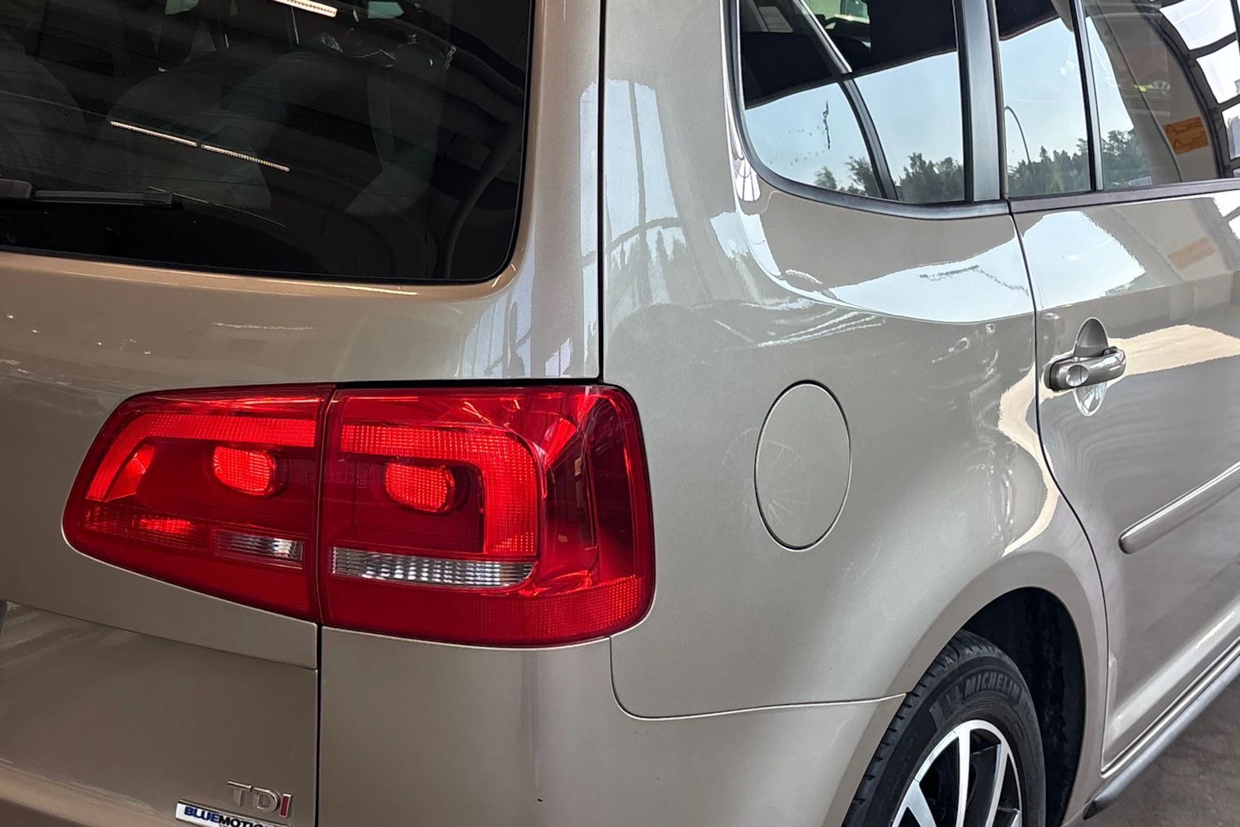 Ruskea (beige) Volkswagen TOURAN 2015 kuva 32.