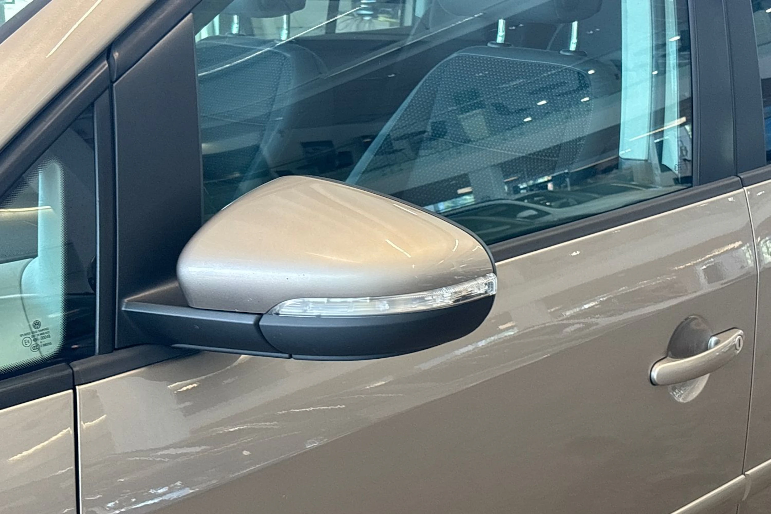 Ruskea (beige) Volkswagen TOURAN 2015 kuva 33.