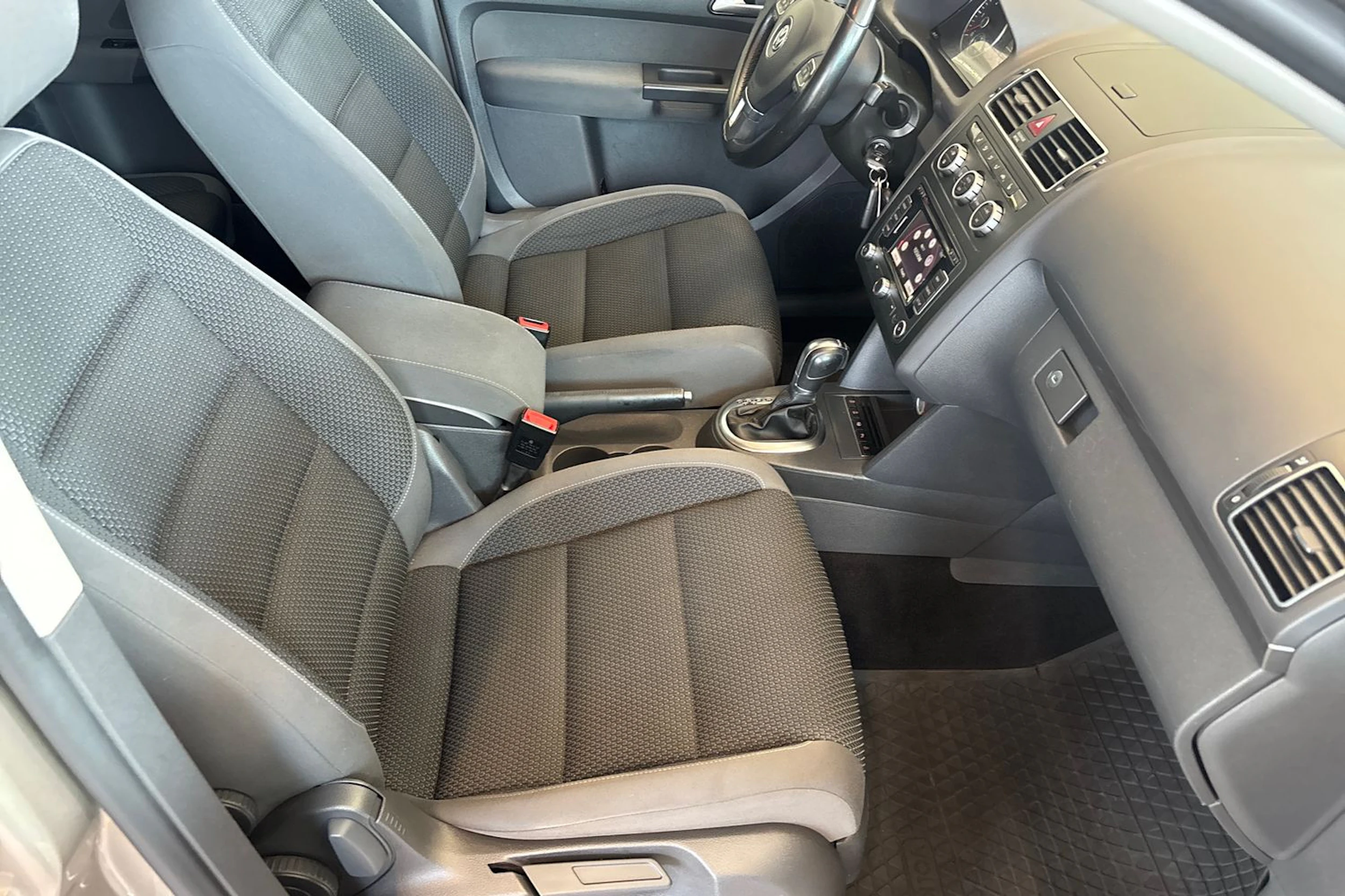 Ruskea (beige) Volkswagen TOURAN 2015 kuva 34.