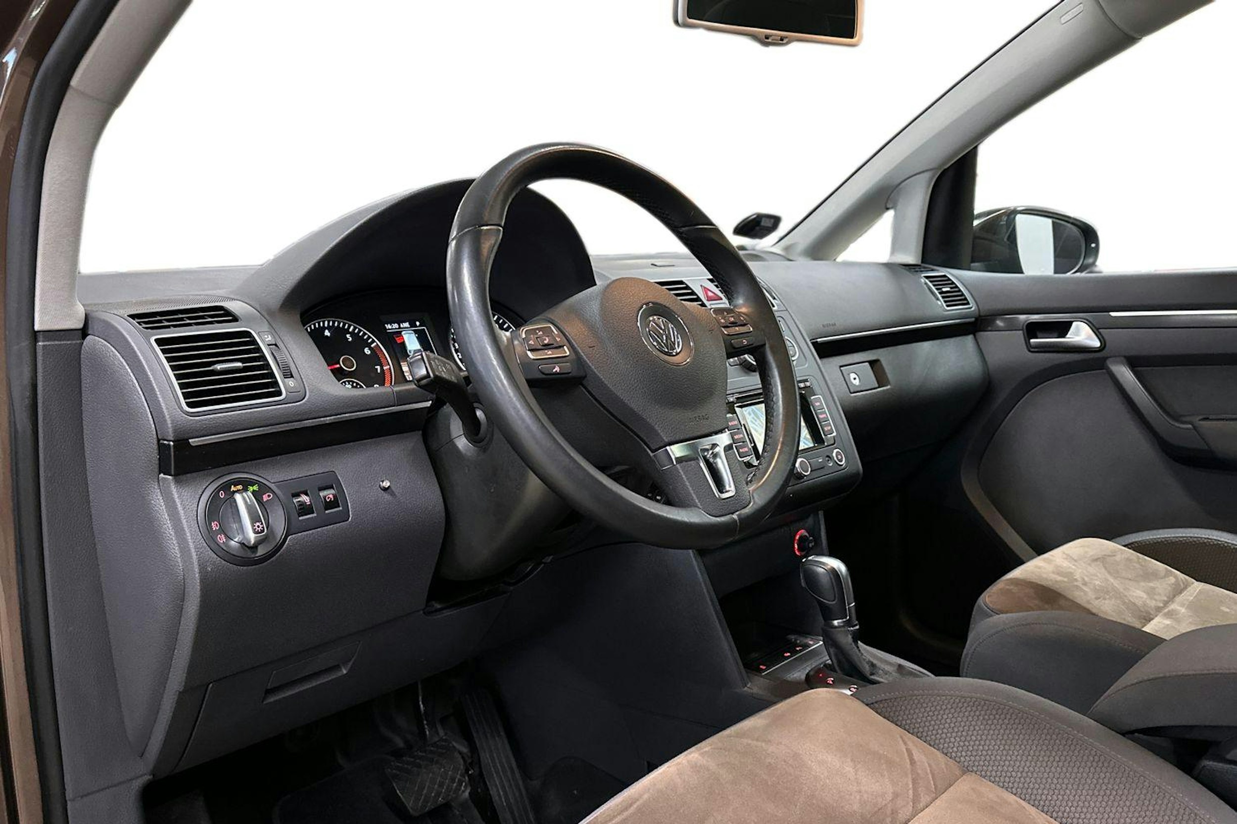 ruskea (beige) Volkswagen Touran 2015 kuva 10.