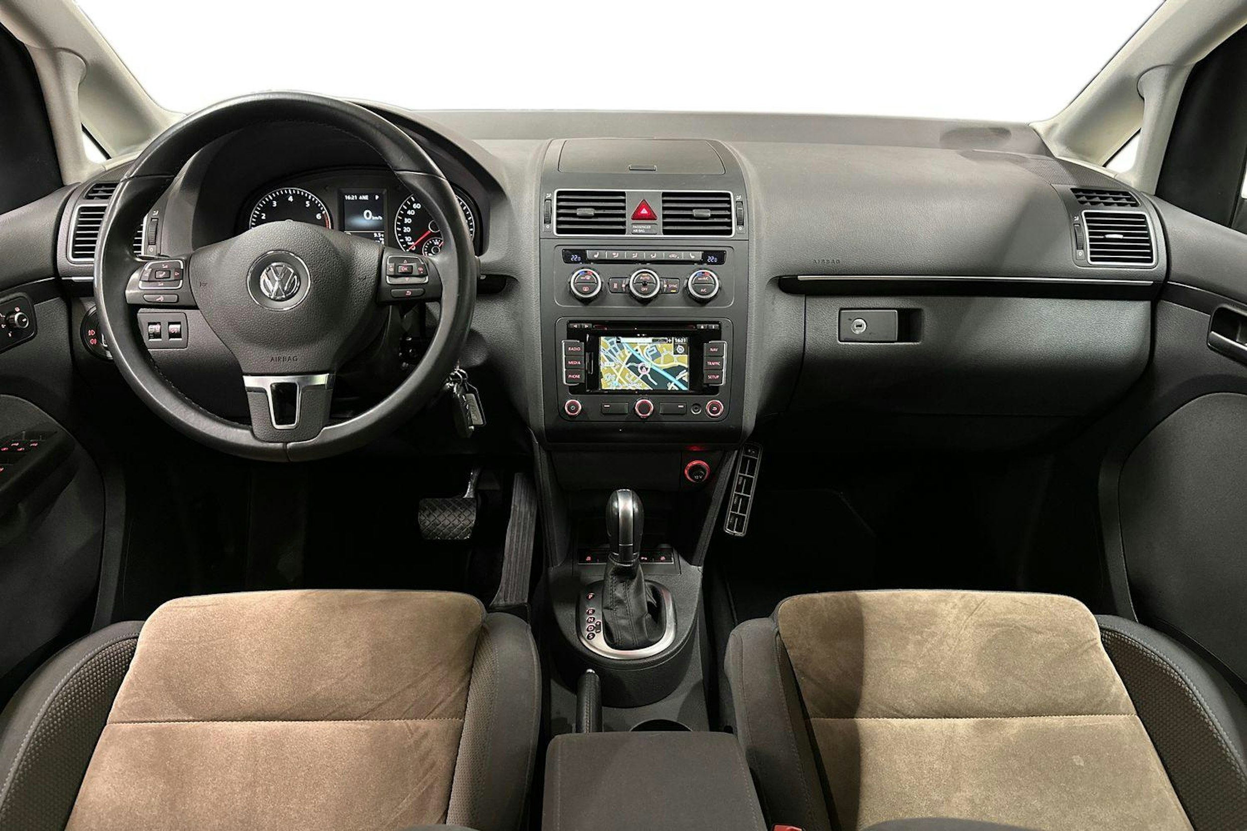 ruskea (beige) Volkswagen Touran 2015 kuva 12.