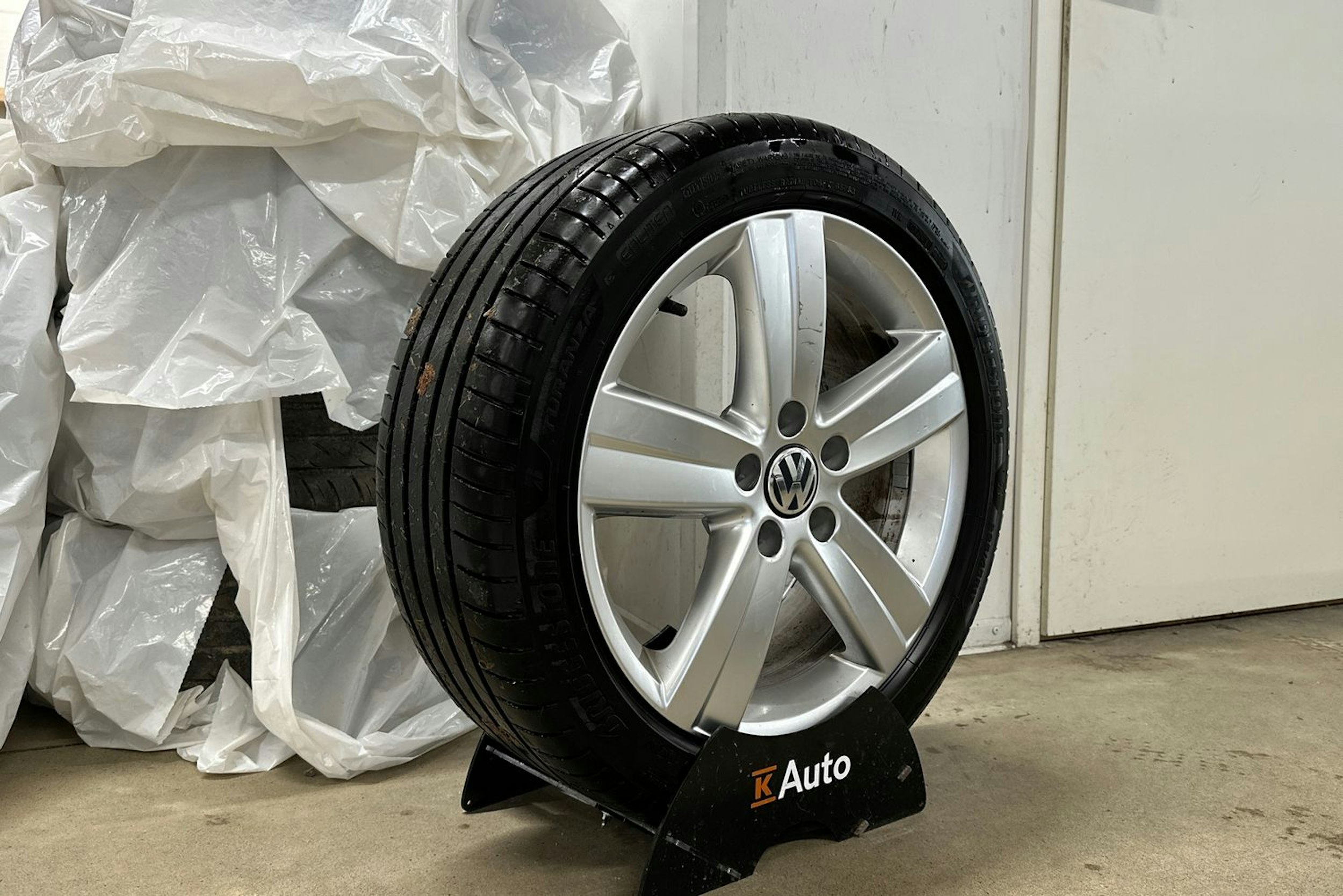 ruskea (beige) Volkswagen Touran 2015 kuva 16.