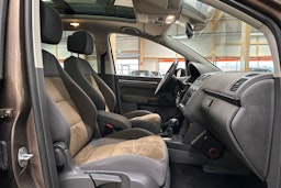 ruskea (beige) Volkswagen Touran 2015 kuva 17.