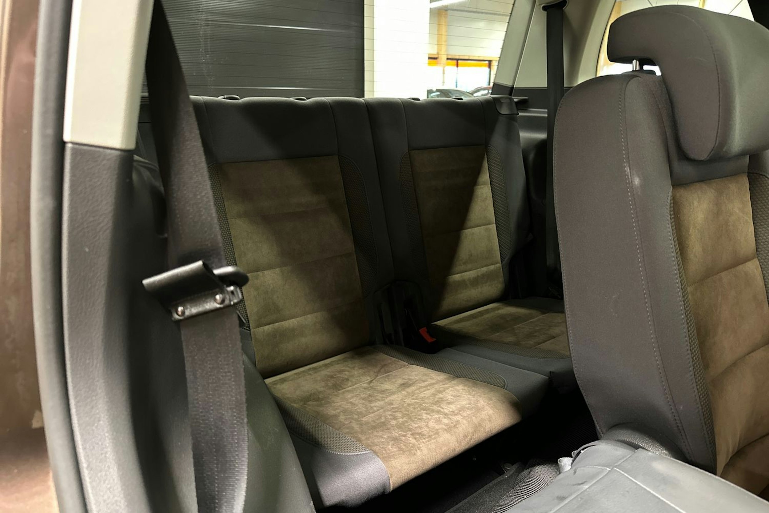 ruskea (beige) Volkswagen Touran 2015 kuva 18.