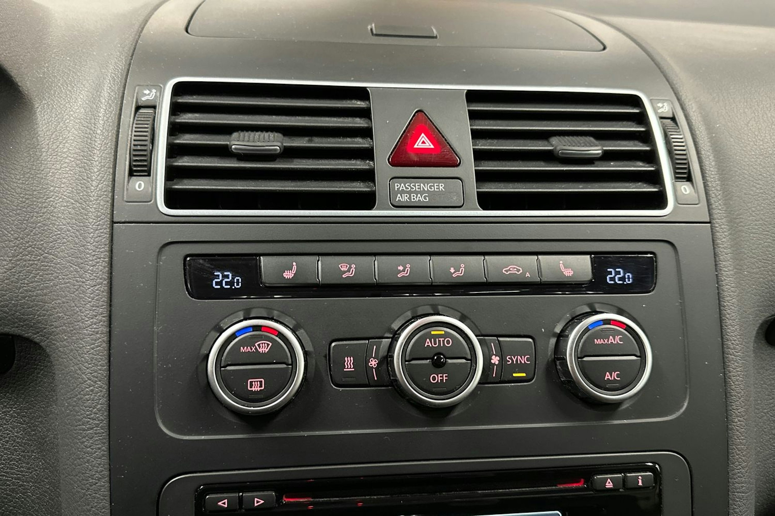 ruskea (beige) Volkswagen Touran 2015 kuva 21.