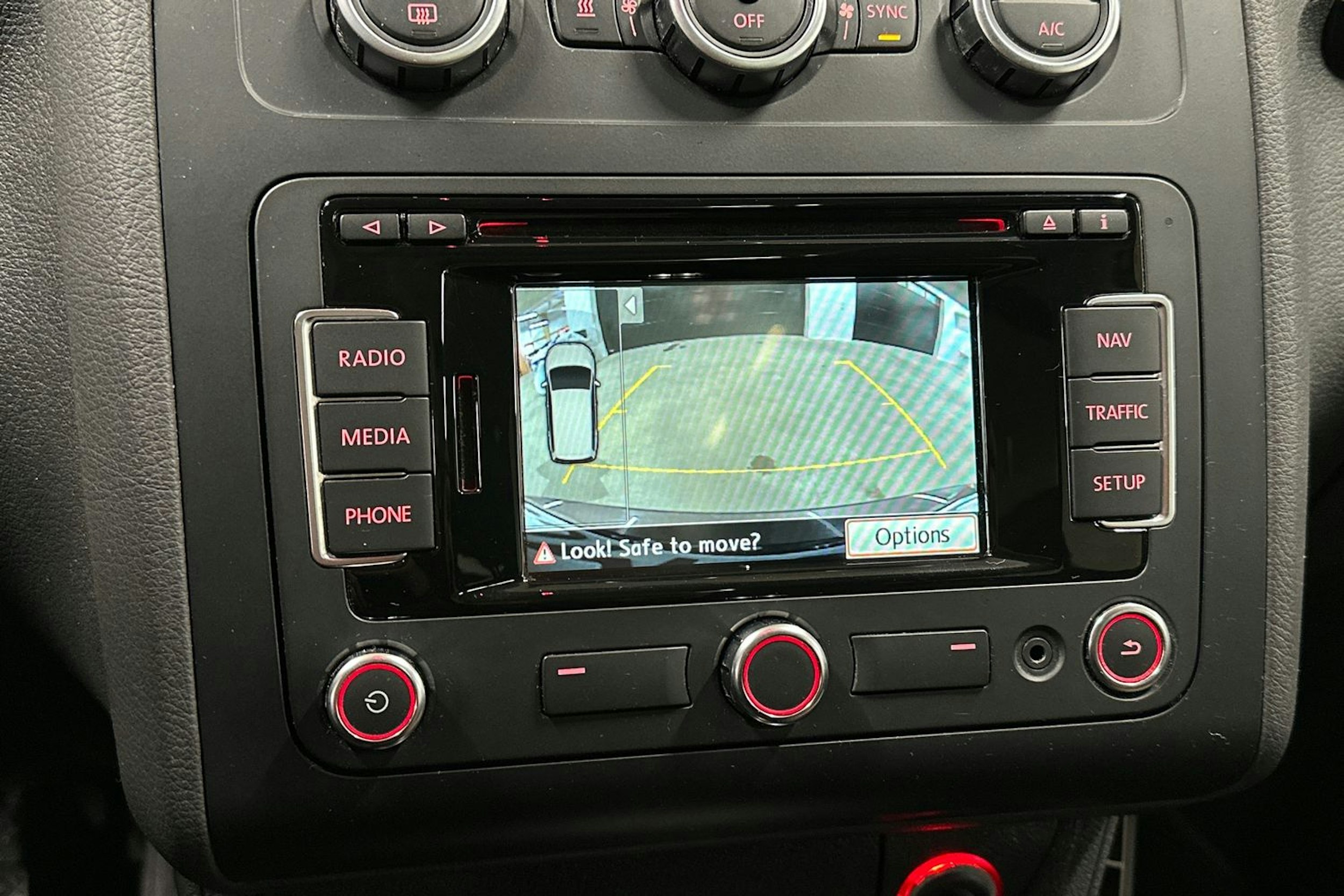 ruskea (beige) Volkswagen Touran 2015 kuva 22.