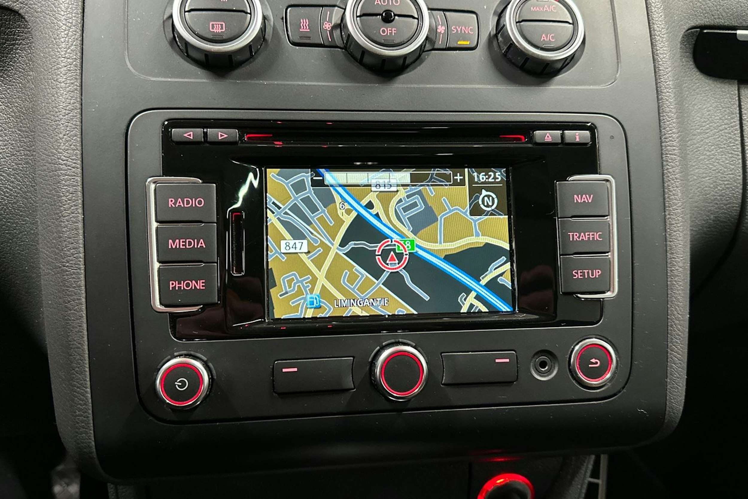 ruskea (beige) Volkswagen Touran 2015 kuva 23.