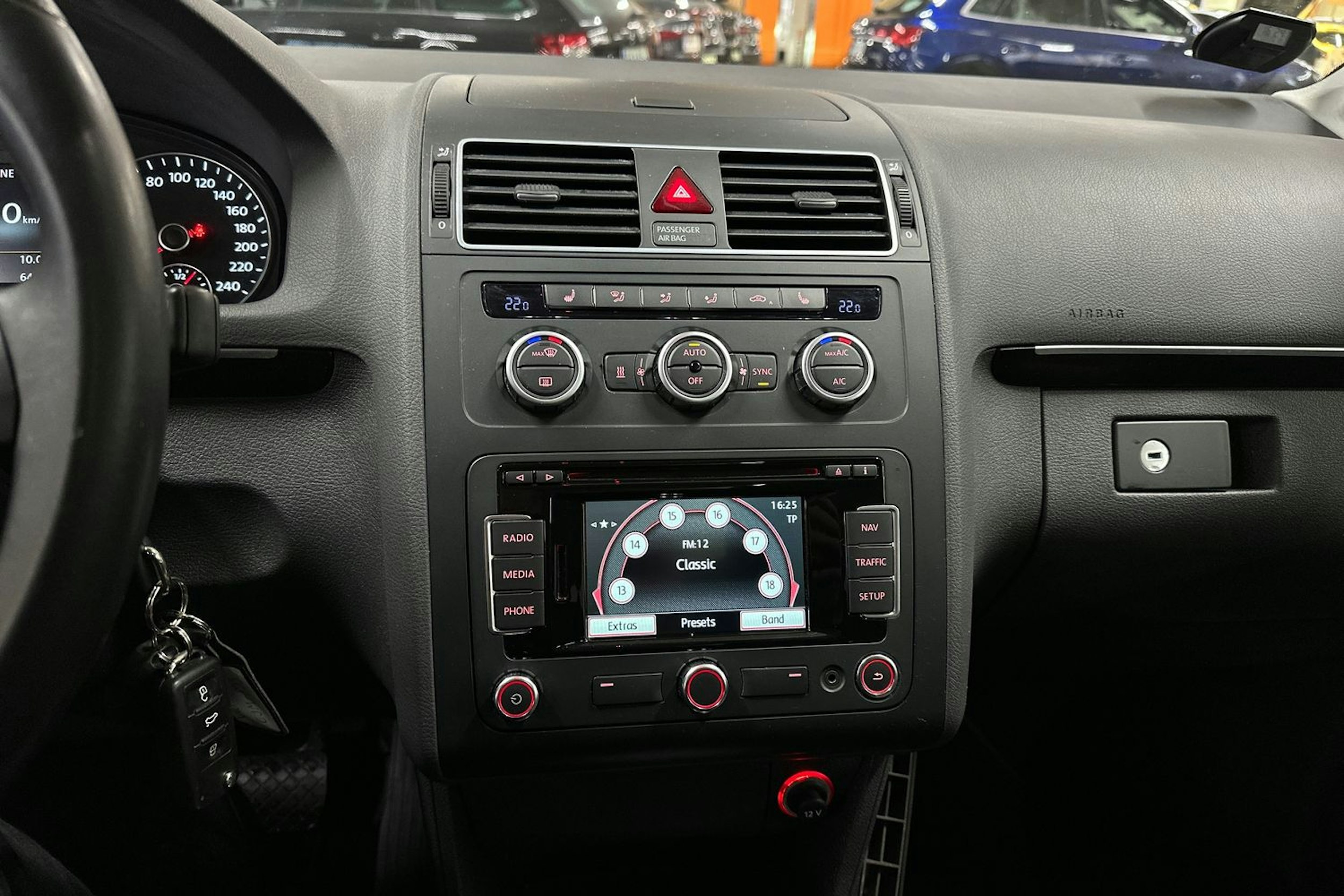 ruskea (beige) Volkswagen Touran 2015 kuva 24.