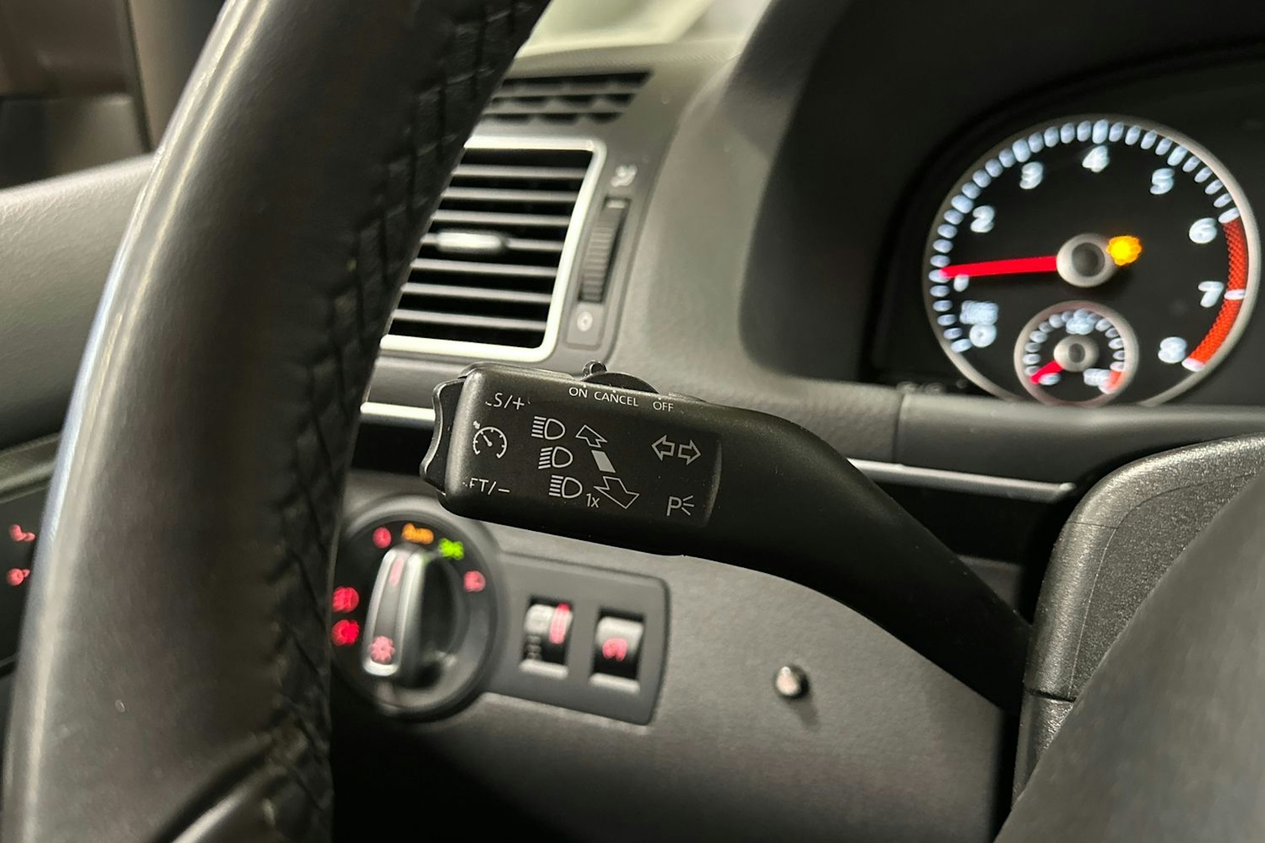 ruskea (beige) Volkswagen Touran 2015 kuva 28.