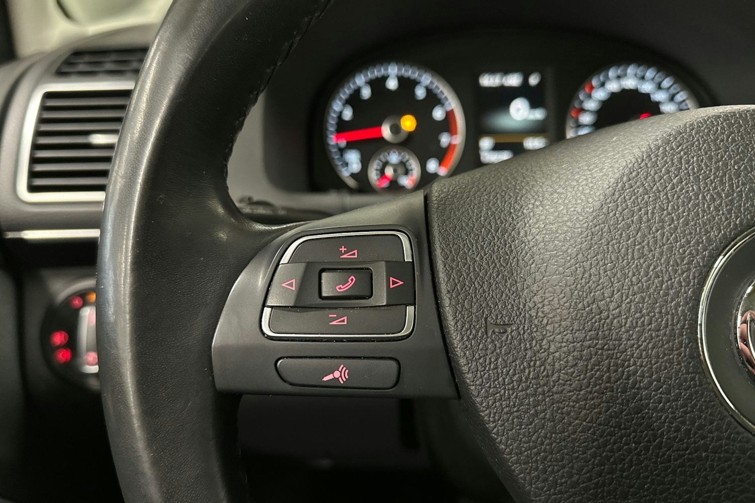 ruskea (beige) Volkswagen Touran 2015 kuva 30.