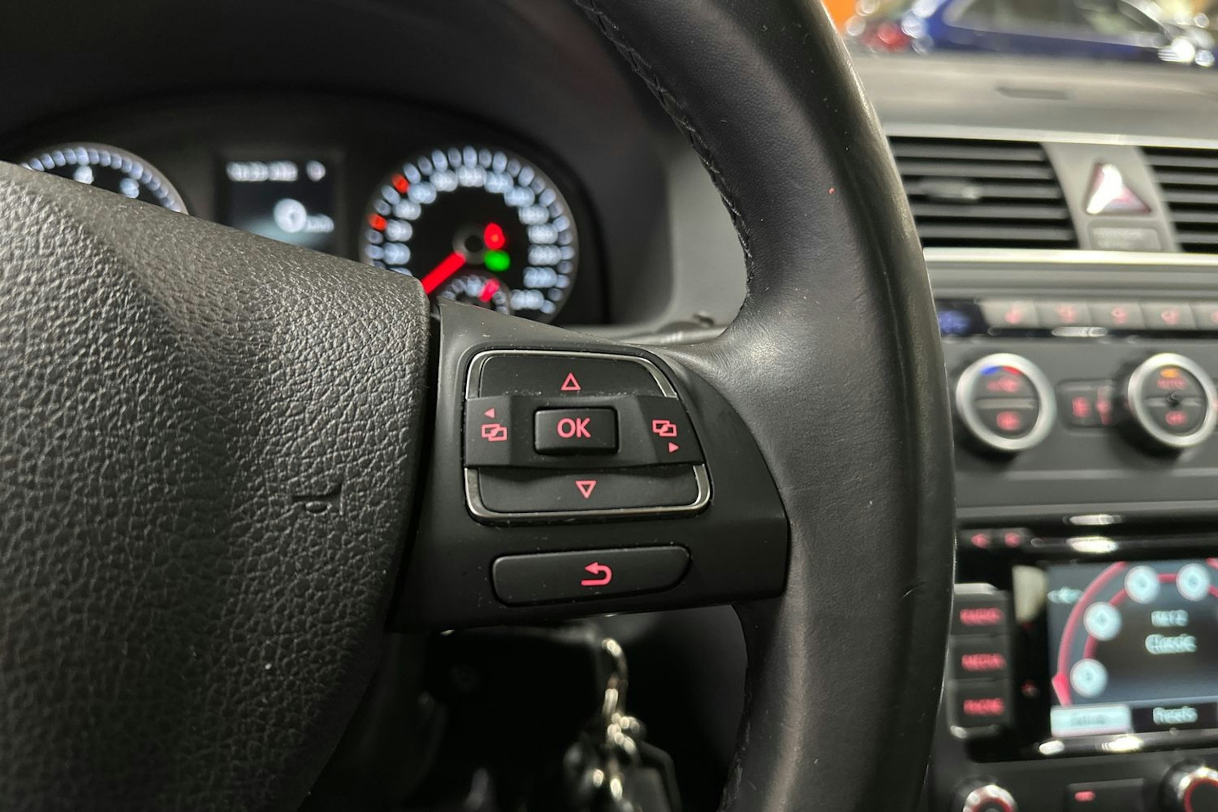 ruskea (beige) Volkswagen Touran 2015 kuva 31.