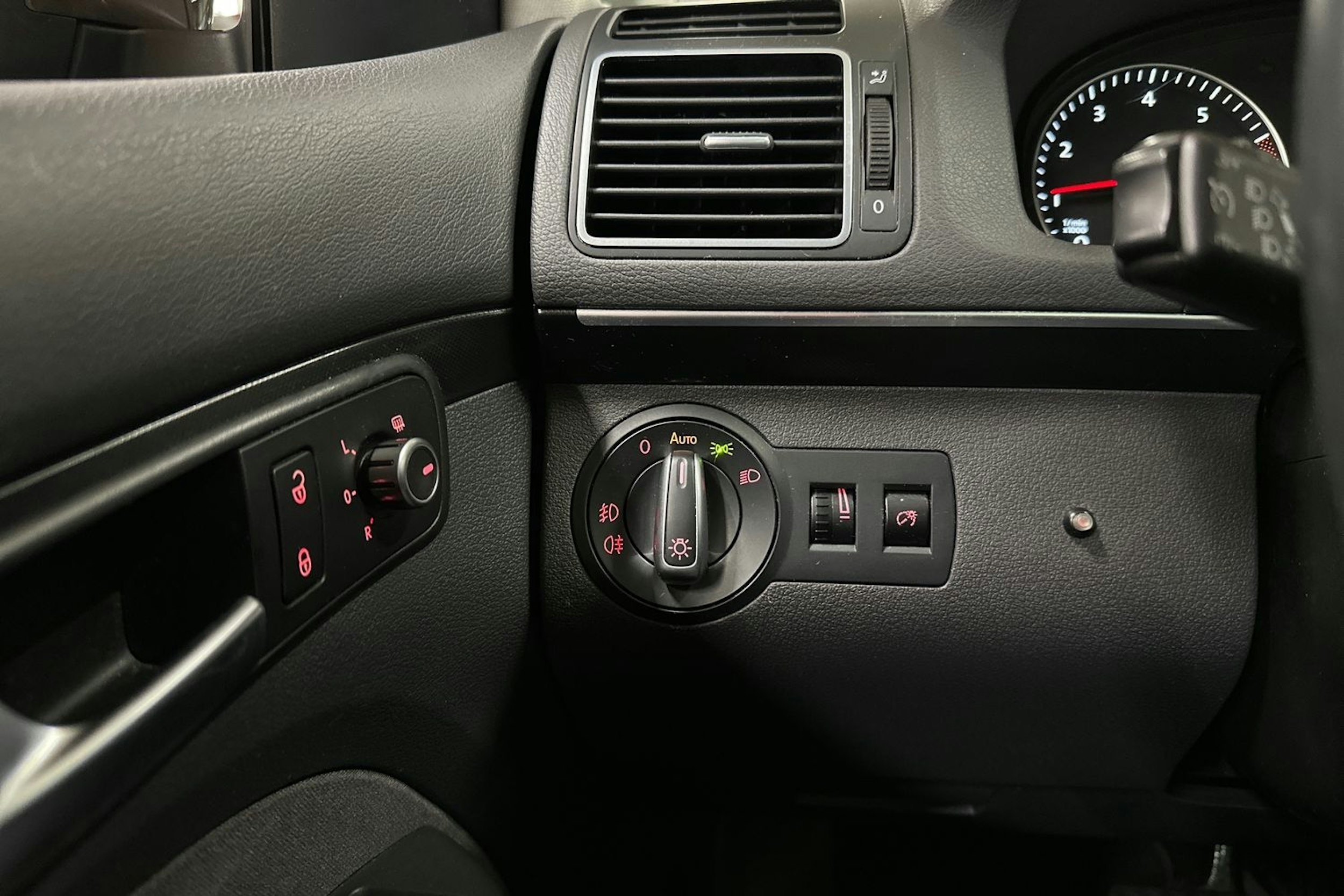 ruskea (beige) Volkswagen Touran 2015 kuva 32.