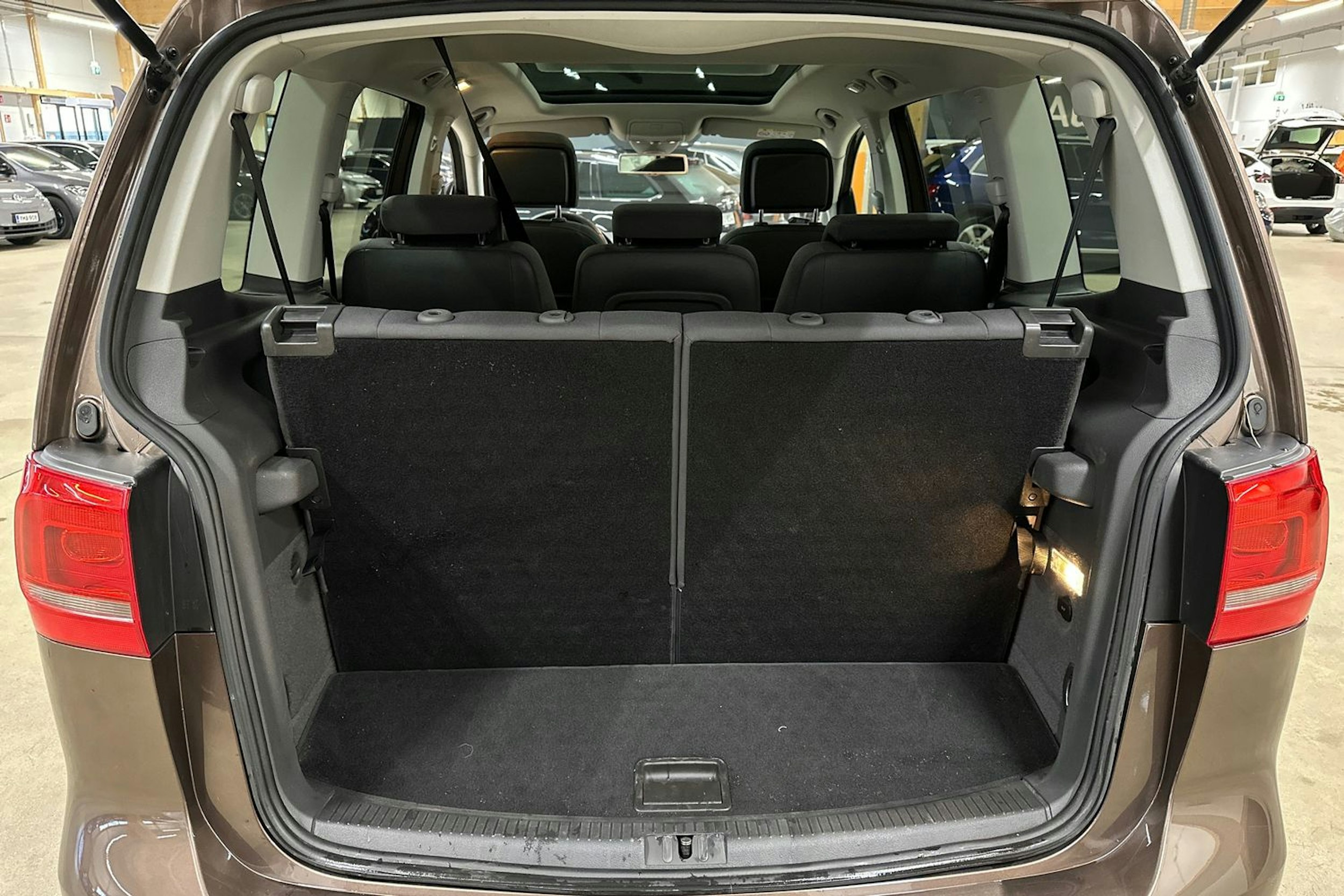 ruskea (beige) Volkswagen Touran 2015 kuva 34.