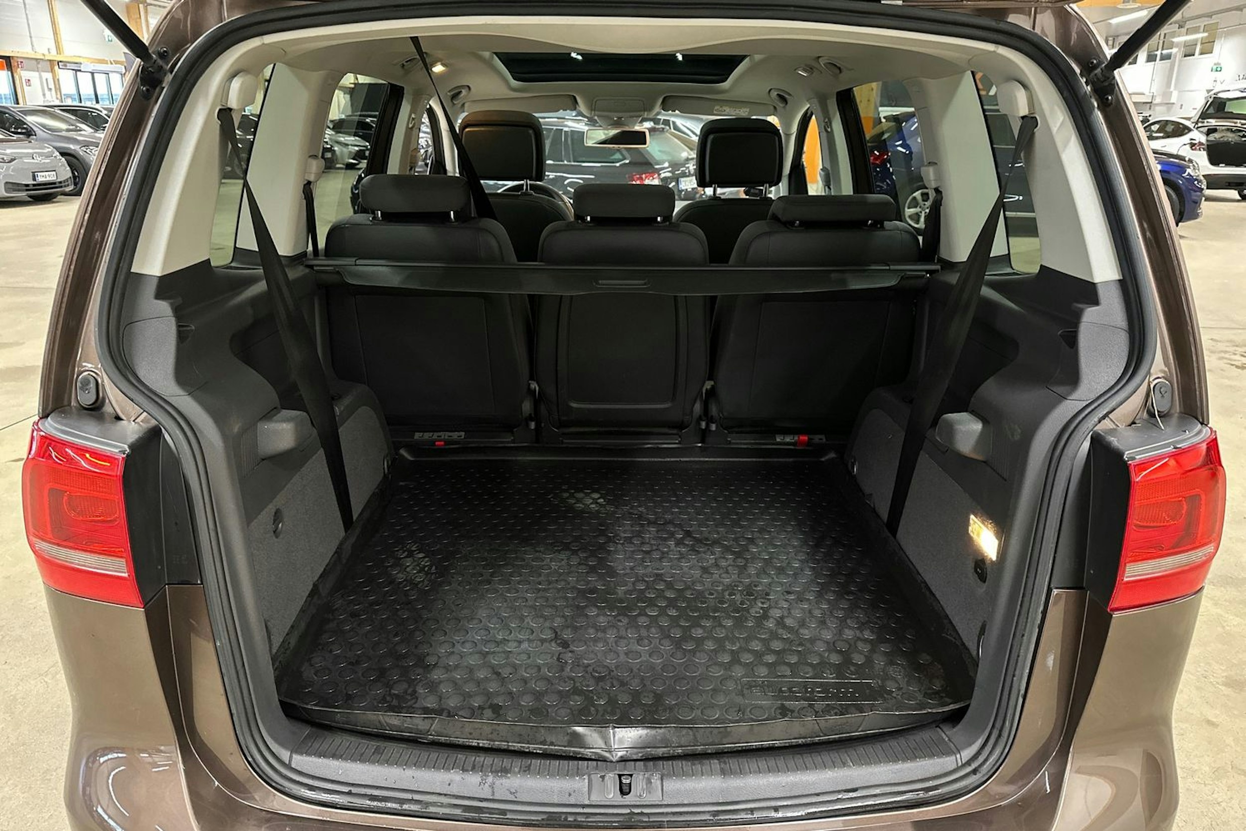 ruskea (beige) Volkswagen Touran 2015 kuva 35.