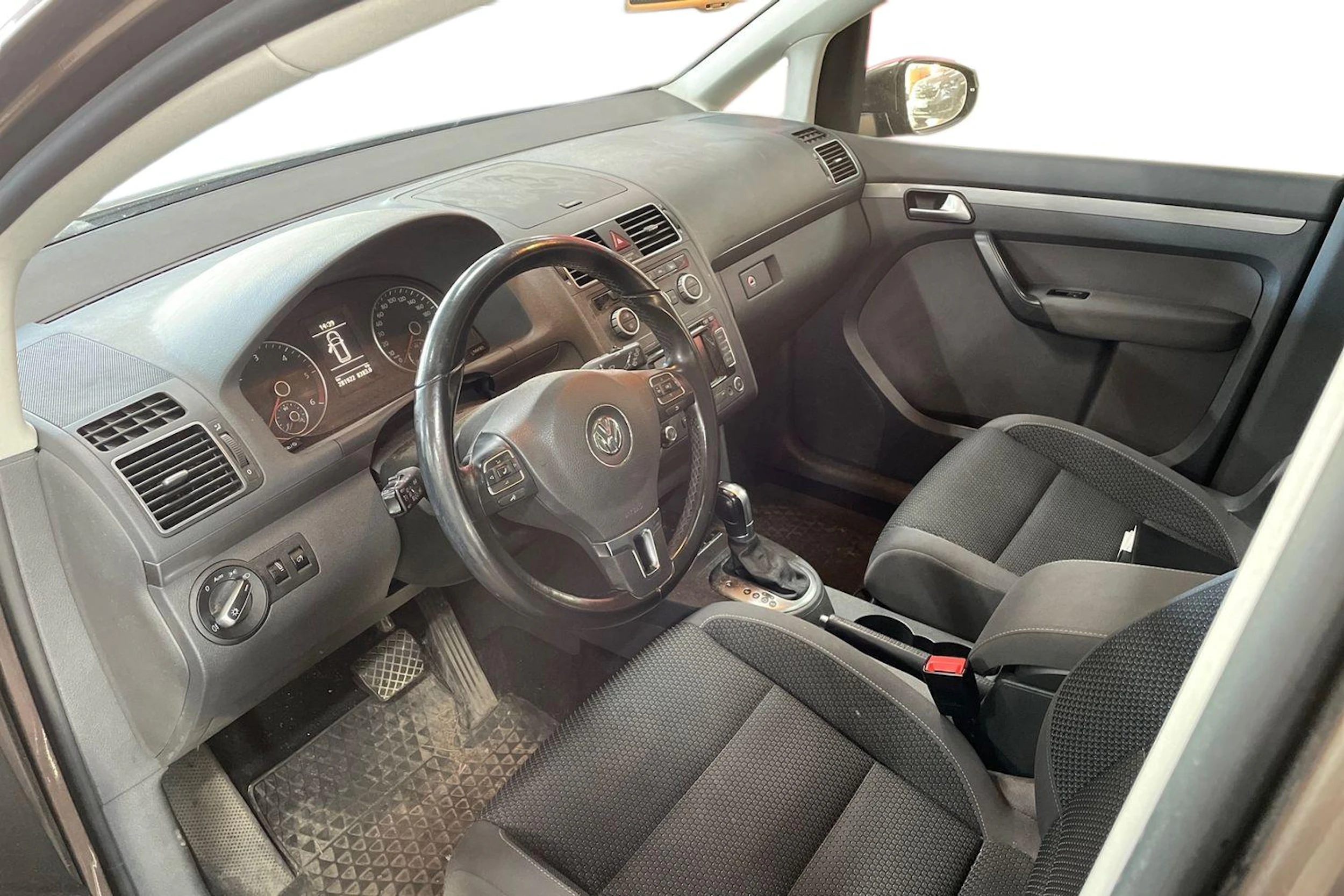 ruskea (beige) Volkswagen Touran 2015 kuva 3.