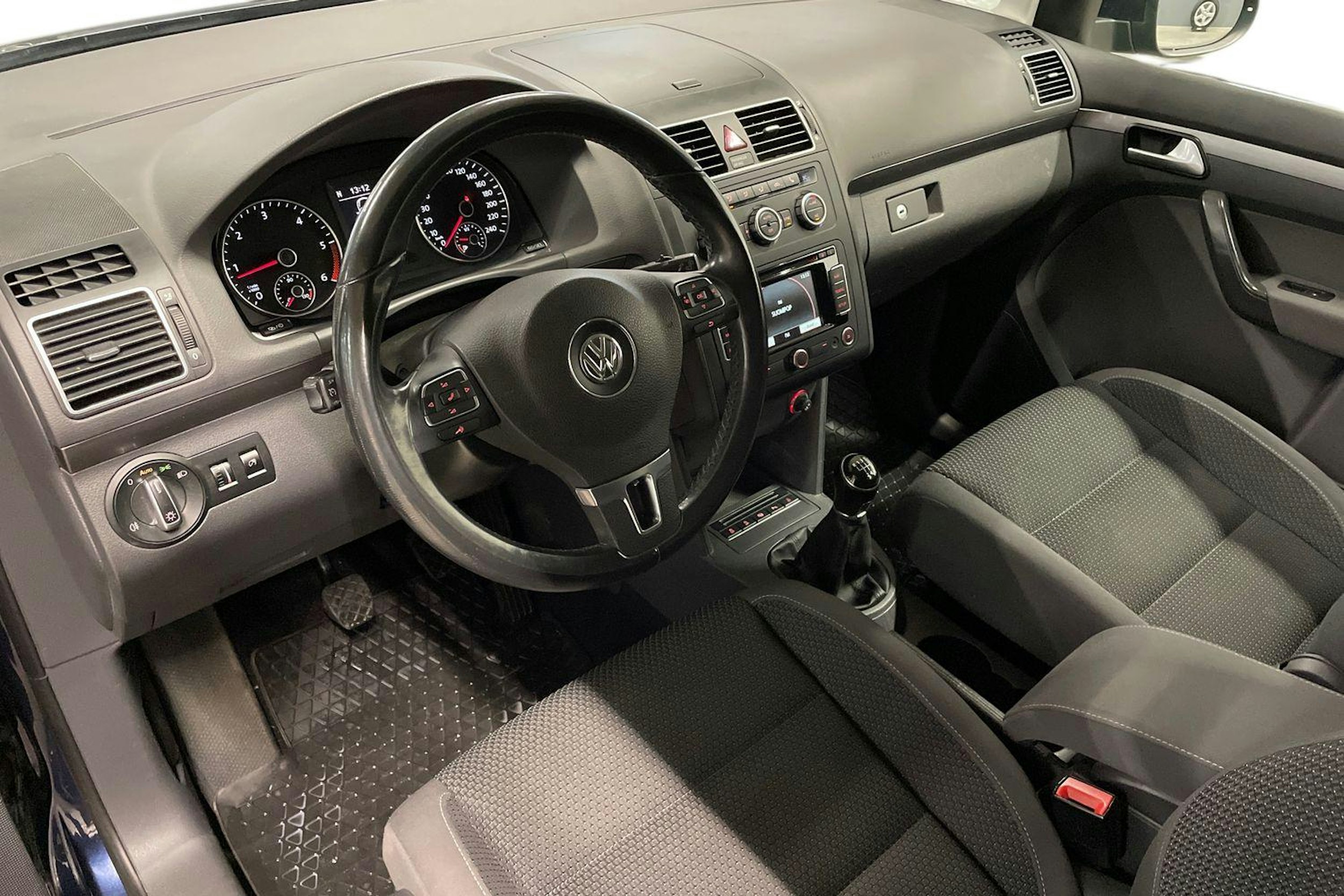 sininen Volkswagen Touran 2015 kuva 7.